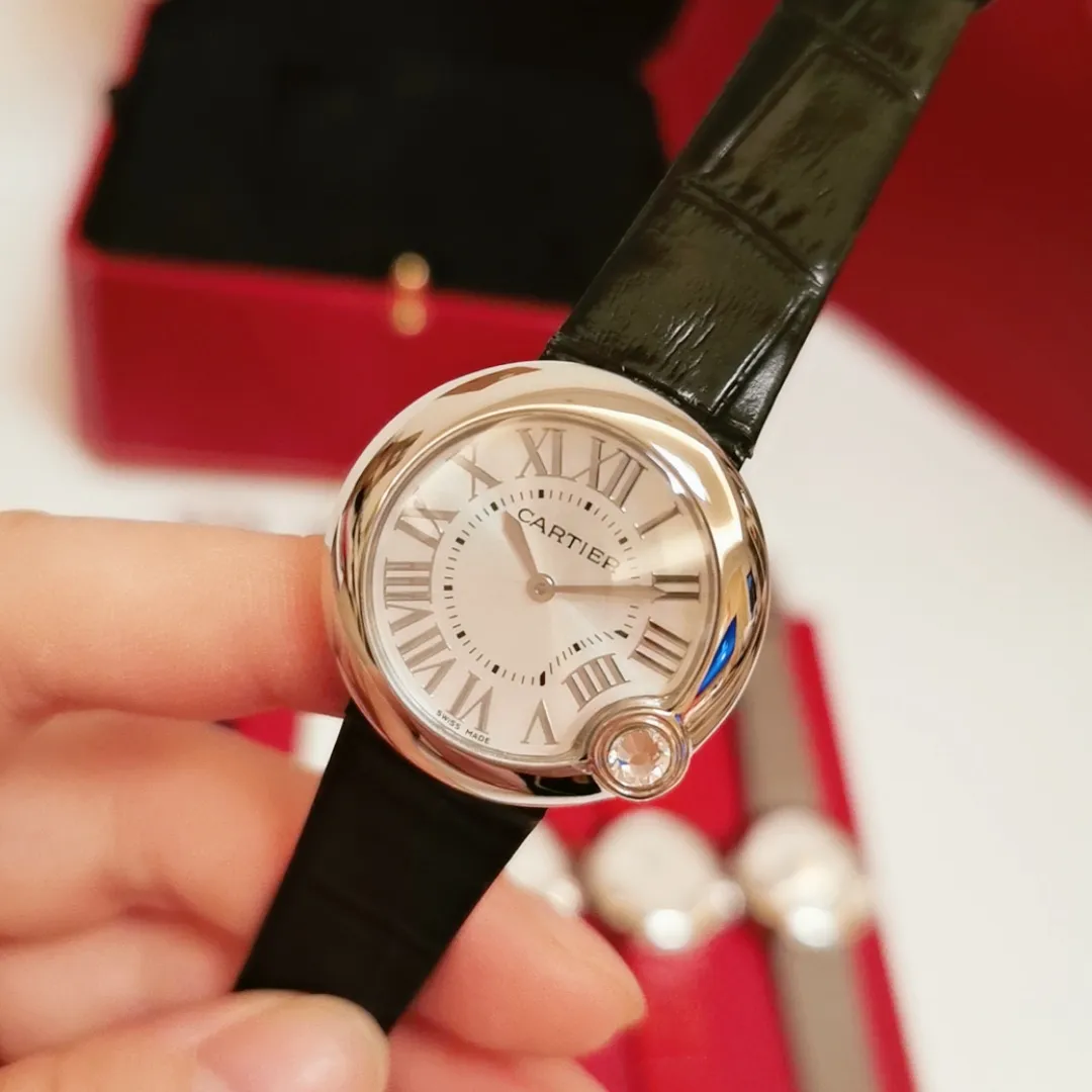 【Foreign trade import】💰1120! Upgraded version, quality upgrade without price increase. The whitest balloon and gray and black strap are closer to the original product! Cartier Ballon Blanc de Cartier series! Size 30mm! Counter genuine synchronized version! I fell in love with the white balloon at first sight! "Haze Gray" is super white! The biggest difference between the white balloon and the blue balloon is that there is a rhombus diamond in the fourth position! The low-key leather strap complements the luster of the electroplated 18k rose gold dial! The latest styles from the counter will not be as popular as blue balloons! (1)Swiss Ronda quartz movement➕(2)With fisheye sapphire mirror glass, the crown at 4 o'clock is set with a 0.14 carat diamond! The color perfectly restores the real diamond! Rhombus-shaped diamonds are different from ordinary zircons on the market! (3) Silver Roman font, not blue! The grilled blue needle hands have also been changed to rose gold! (4) We also spend a lot of money on the watch strap to achieve genuine 1:1 quality and match it with Italian cowhide.