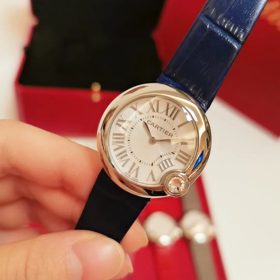 【Foreign trade import】💰1120! Upgraded version, quality upgrade without price increase. The whitest balloon and gray and black strap are closer to the original product! Cartier Ballon Blanc de Cartier series! Size 30mm! Counter genuine synchronized version! I fell in love with the white balloon at first sight! "Haze Gray" is super white! The biggest difference between the white balloon and the blue balloon is that there is a rhombus diamond in the fourth position! The low-key leather strap complements the luster of the electroplated 18k rose gold dial! The latest styles from the counter will not be as popular as blue balloons! (1)Swiss Ronda quartz movement➕(2)With fisheye sapphire mirror glass, the crown at 4 o'clock is set with a 0.14 carat diamond! The color perfectly restores the real diamond! Rhombus-shaped diamonds are different from ordinary zircons on the market! (3) Silver Roman font, not blue! The grilled blue needle hands have also been changed to rose gold! (4) We also spend a lot of money on the watch strap to achieve genuine 1:1 quality and match it with Italian cowhide.