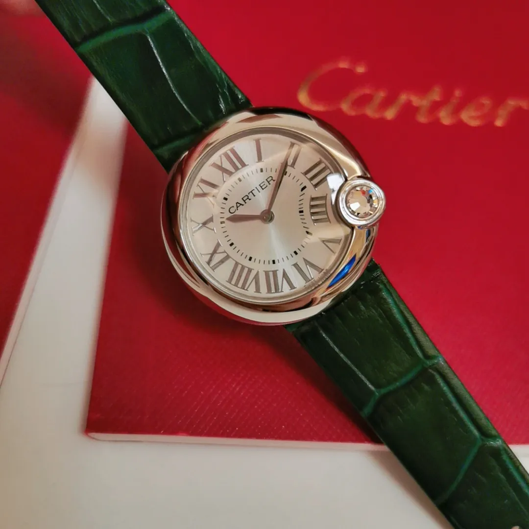 【Foreign trade import】💰1120! Upgraded version, quality upgrade without price increase. The whitest balloon and gray and black strap are closer to the original product! Cartier Ballon Blanc de Cartier series! Size 30mm! Counter genuine synchronized version! I fell in love with the white balloon at first sight! "Haze Gray" is super white! The biggest difference between the white balloon and the blue balloon is that there is a rhombus diamond in the fourth position! The low-key leather strap complements the luster of the electroplated 18k rose gold dial! The latest styles from the counter will not be as popular as blue balloons! (1)Swiss Ronda quartz movement➕(2)With fisheye sapphire mirror glass, the crown at 4 o'clock is set with a 0.14 carat diamond! The color perfectly restores the real diamond! Rhombus-shaped diamonds are different from ordinary zircons on the market! (3) Silver Roman font, not blue! The grilled blue needle hands have also been changed to rose gold! (4) We also spend a lot of money on the watch strap to achieve genuine 1:1 quality and match it with Italian cowhide.