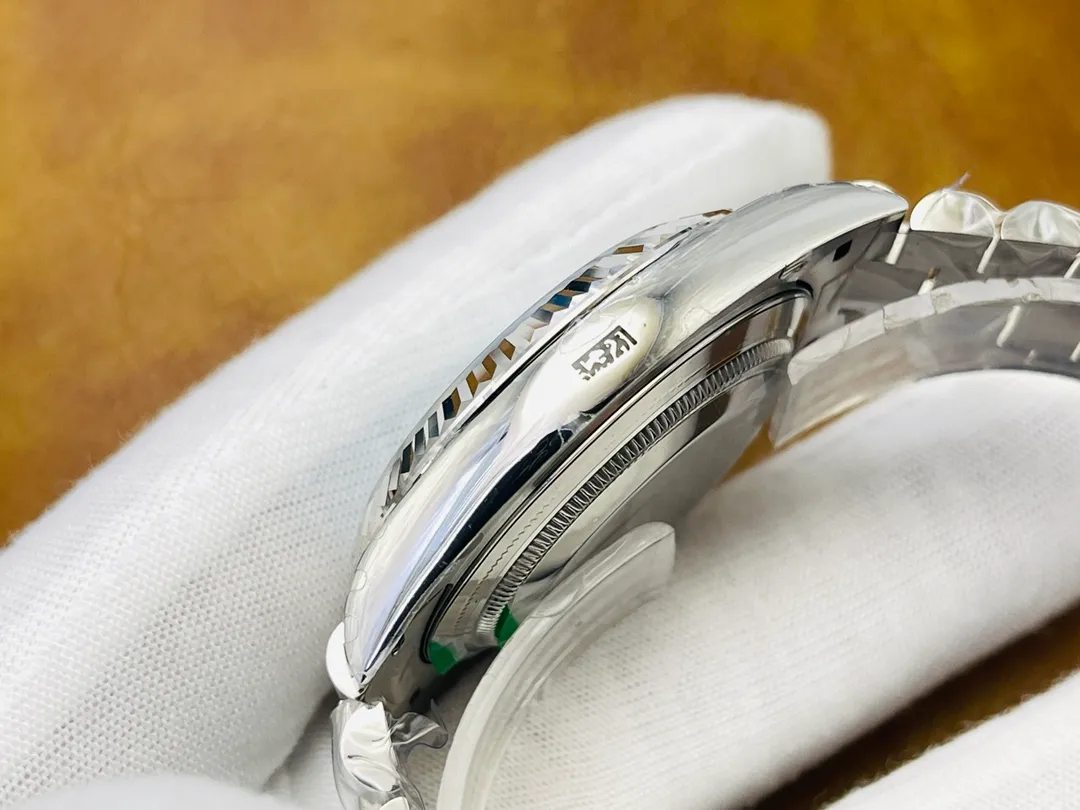 [VR Factory 2023 Wall Crack Recommendation Pays Tribute to Classics] The market’s top replica version of the Rolex Datejust Day-of-the-Day Watch Series 40MM is a model for classic watches. Details: 1⃣️ Equipped with 2836 movement machinery, not an ordinary version in the market. 2⃣️The overall material is made of 904L fine steel. The curvature of the side of the case is polished in place, and the thickness of the side is consistent with the original. 3⃣️Classic dog tooth ring, the platinum (electroplating) ring mouth presents a radiant light effect that is infinitely close to the original version, and the triangular pit pattern is clean and neat. 4⃣️The watch mirror is made of real sapphire crystal glass, which increases the transparency of the watch. At the same time, it has been treated with anti-glare technology, making it very convenient to read watch data and has high hardness. 5⃣️The only synchronous original thickness in the market is 11.5MM!  VR Factory2023 creates classic and ingenious masterpieces. Welcome all friends to taste it!