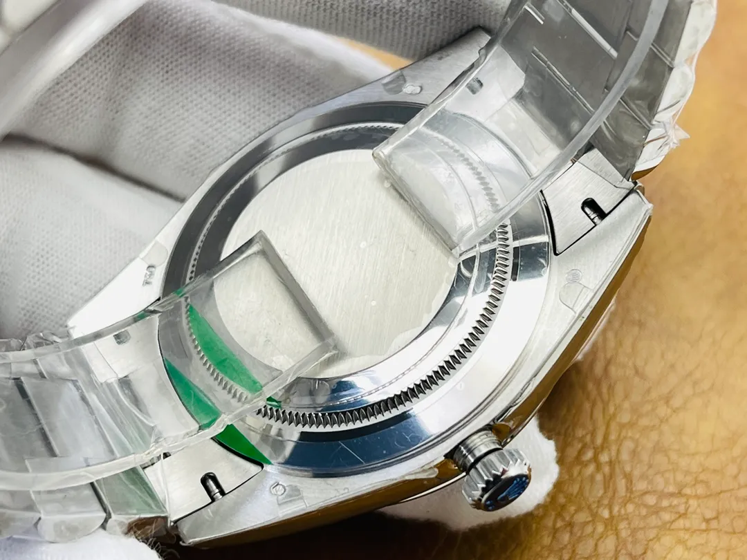 [VR Factory 2023 Wall Crack Recommendation Pays Tribute to Classics] The market’s top replica version of the Rolex Datejust Day-of-the-Day Watch Series 40MM is a model for classic watches. Details: 1⃣️ Equipped with 2836 movement machinery, not an ordinary version in the market. 2⃣️The overall material is made of 904L fine steel. The curvature of the side of the case is polished in place, and the thickness of the side is consistent with the original. 3⃣️Classic dog tooth ring, the platinum (electroplating) ring mouth presents a radiant light effect that is infinitely close to the original version, and the triangular pit pattern is clean and neat. 4⃣️The watch mirror is made of real sapphire crystal glass, which increases the transparency of the watch. At the same time, it has been treated with anti-glare technology, making it very convenient to read watch data and has high hardness. 5⃣️The only synchronous original thickness in the market is 11.5MM!  VR Factory2023 creates classic and ingenious masterpieces. Welcome all friends to taste it!