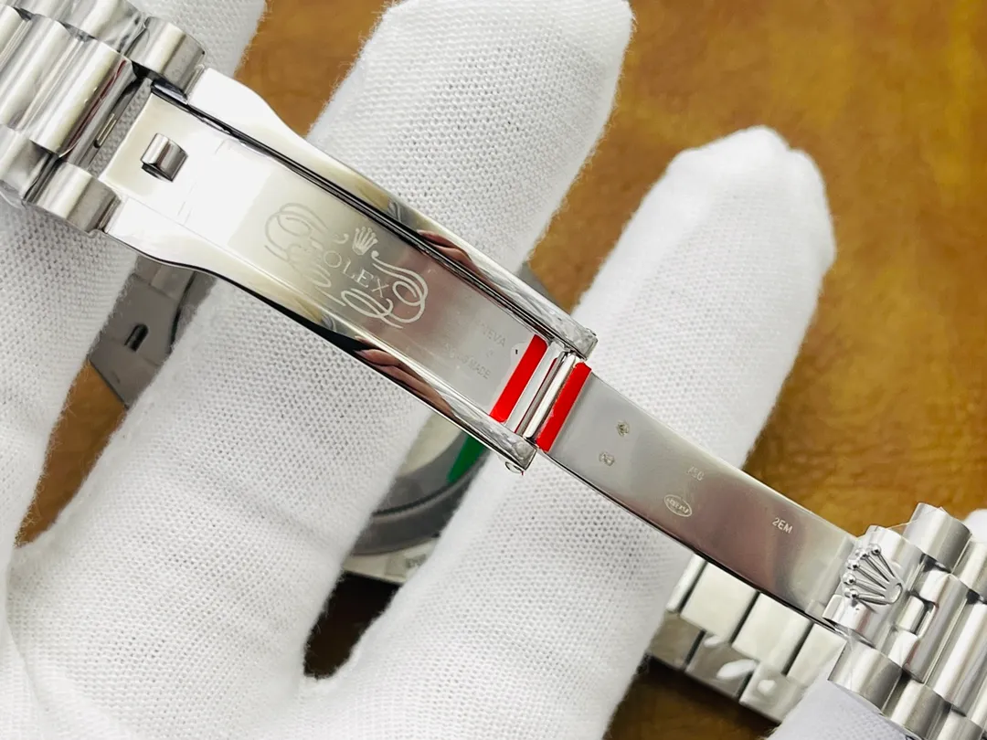 [VR Factory 2023 Wall Crack Recommendation Pays Tribute to Classics] The market’s top replica version of the Rolex Datejust Day-of-the-Day Watch Series 40MM is a model for classic watches. Details: 1⃣️ Equipped with 2836 movement machinery, not an ordinary version in the market. 2⃣️The overall material is made of 904L fine steel. The curvature of the side of the case is polished in place, and the thickness of the side is consistent with the original. 3⃣️Classic dog tooth ring, the platinum (electroplating) ring mouth presents a radiant light effect that is infinitely close to the original version, and the triangular pit pattern is clean and neat. 4⃣️The watch mirror is made of real sapphire crystal glass, which increases the transparency of the watch. At the same time, it has been treated with anti-glare technology, making it very convenient to read watch data and has high hardness. 5⃣️The only synchronous original thickness in the market is 11.5MM!  VR Factory2023 creates classic and ingenious masterpieces. Welcome all friends to taste it!