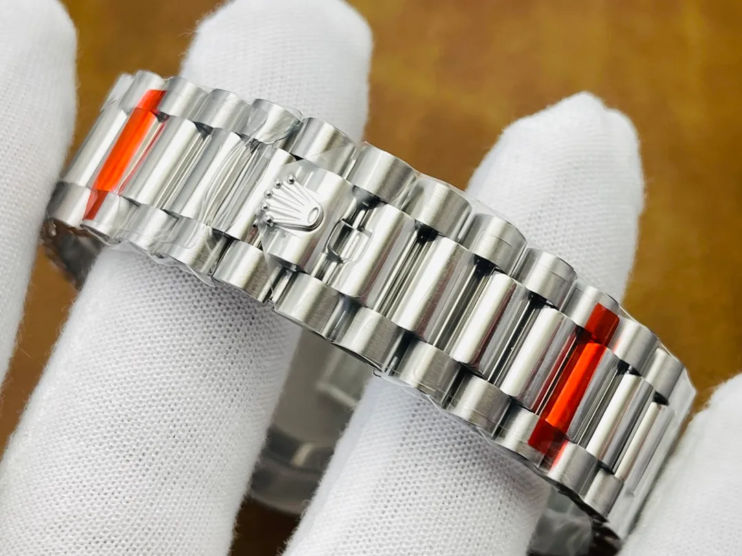 [VR Factory 2023 Wall Crack Recommendation Pays Tribute to Classics] The market’s top replica version of the Rolex Datejust Day-of-the-Day Watch Series 40MM is a model for classic watches. Details: 1⃣️ Equipped with 2836 movement machinery, not an ordinary version in the market. 2⃣️The overall material is made of 904L fine steel. The curvature of the side of the case is polished in place, and the thickness of the side is consistent with the original. 3⃣️Classic dog tooth ring, the platinum (electroplating) ring mouth presents a radiant light effect that is infinitely close to the original version, and the triangular pit pattern is clean and neat. 4⃣️The watch mirror is made of real sapphire crystal glass, which increases the transparency of the watch. At the same time, it has been treated with anti-glare technology, making it very convenient to read watch data and has high hardness. 5⃣️The only synchronous original thickness in the market is 11.5MM!  VR Factory2023 creates classic and ingenious masterpieces. Welcome all friends to taste it!