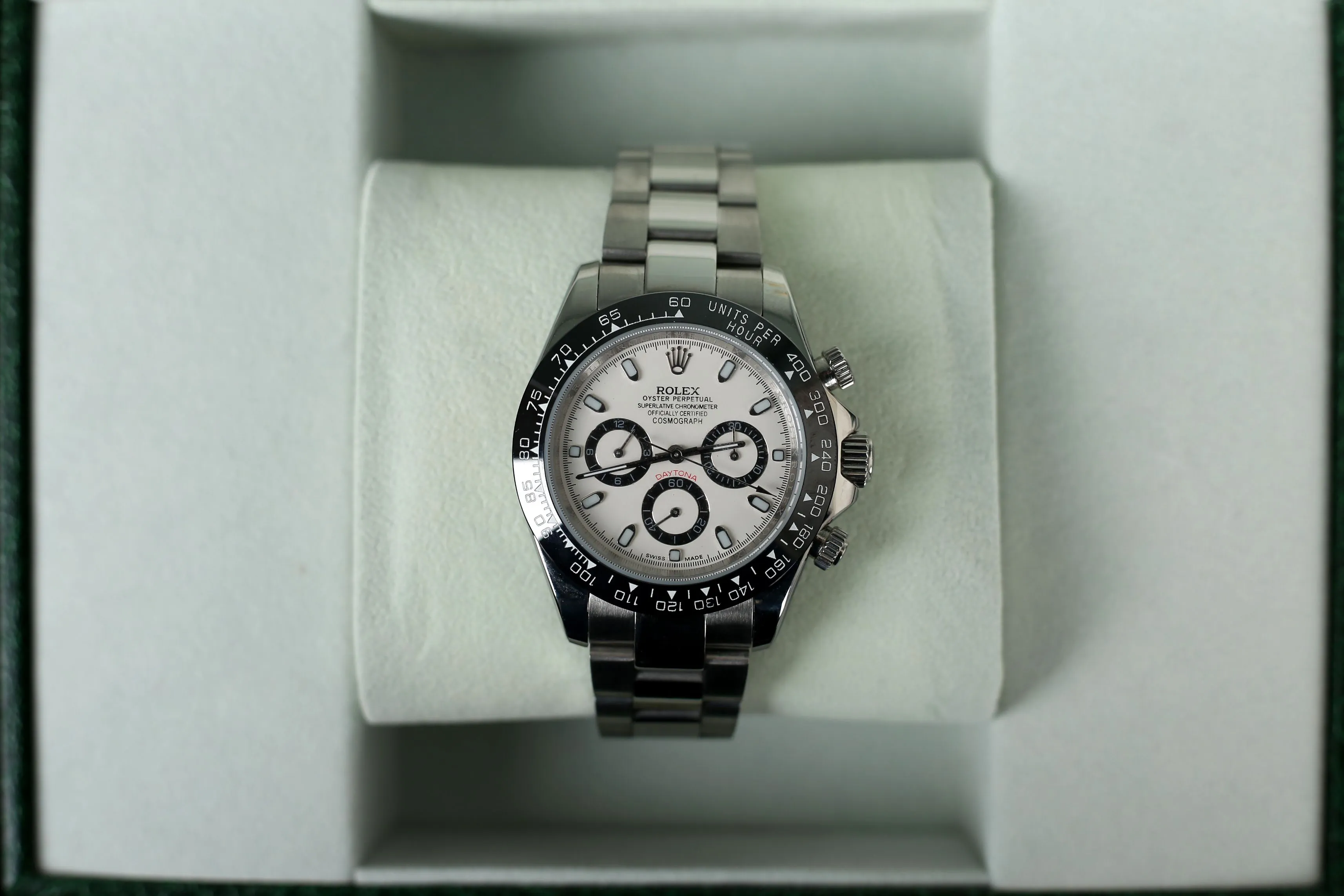 [Foreign trade import] 💰970 Rolex Daytona, Submariner series Automatic mechanical movement, 40 mm, men's Power reserve: 50 hours Case diameter: 40 mm Case material: stainless steel; 316L stainless steel; outer ring black Cerachrom ceramic solid outer ring with tachymeter scale Dial color: black Dial shape: round Dial material: Dial with snail-shaped small seconds dial Glass material: Scratch-resistant sapphire crystal Crown Material: Stainless steel, winding crown; screw-down triple buckle triple waterproof system Strap color: silver Strap material: stainless steel; Oyster, three-row link Clasp type: folding buckle; Oyster insurance discount with 5mm easy-adjustable link extension system buckle Material: stainless steel Back: dense bottom, screw-in bottom cover deep waterproof Speed: 200-meter automatic mechanical movement, 40 mm, diameter: 40 mm Case material: stainless steel; 316L stainless steel; outer ring black Cerachrom ceramic solid outer ring with tachymeter scale Dial color: black Dial shape: round Dial material: Dial with snail-shaped small seconds dial Mirror material: scratch-resistant sapphire crystal Crown material: Stainless steel, winding crown; screw-in triple buckle triple waterproof system Strap color: silver Strap material: stainless steel; Oyster, three-row link Clasp type: folding buckle; Oyster insurance discount with 5mm easy-adjustable link extension system clasp Material: stainless steel Back: dense bottom, screw-in bottom cover Waterproof depth: 200 meters