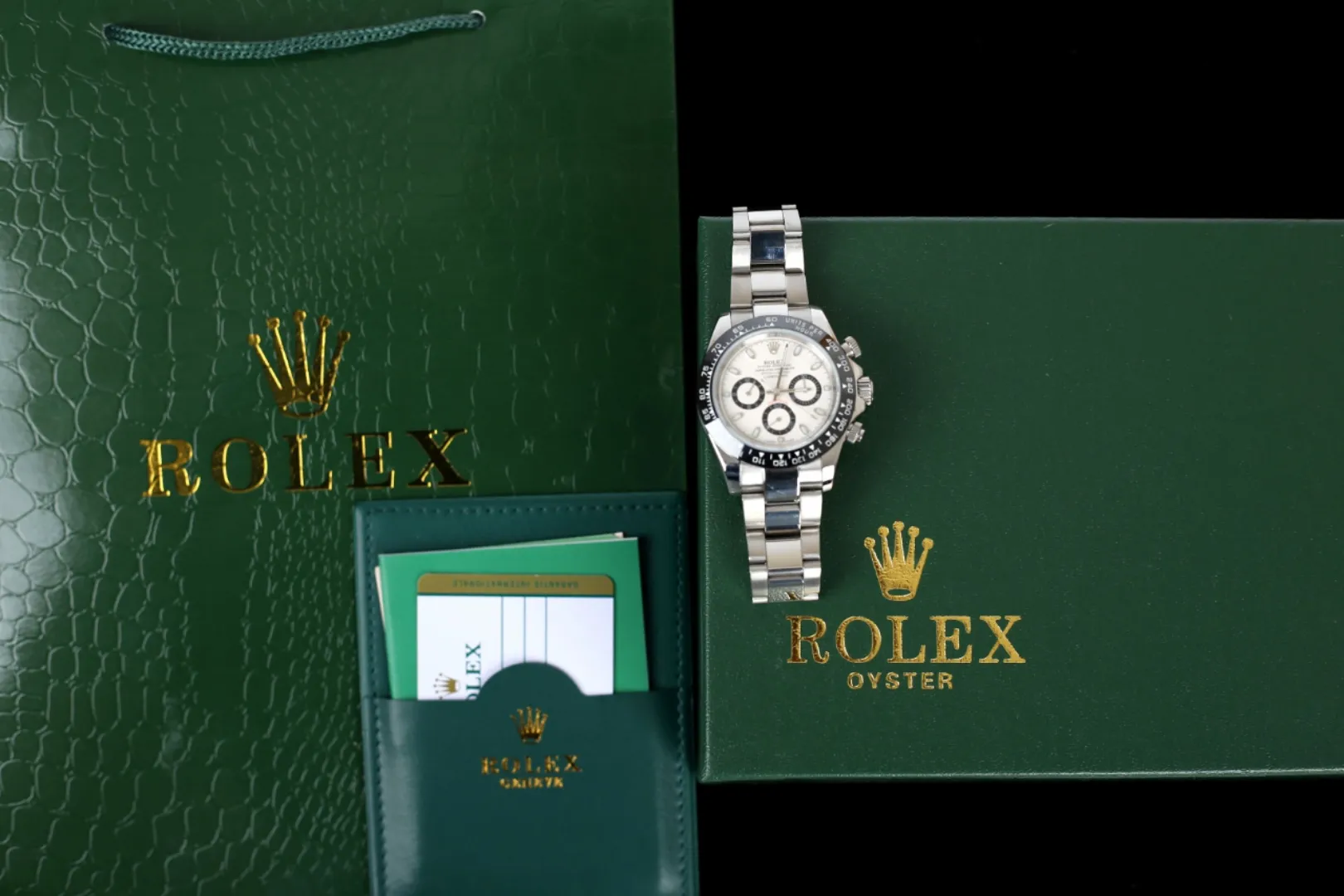 [Foreign trade import] 💰970 Rolex Daytona, Submariner series Automatic mechanical movement, 40 mm, men's Power reserve: 50 hours Case diameter: 40 mm Case material: stainless steel; 316L stainless steel; outer ring black Cerachrom ceramic solid outer ring with tachymeter scale Dial color: black Dial shape: round Dial material: Dial with snail-shaped small seconds dial Glass material: Scratch-resistant sapphire crystal Crown Material: Stainless steel, winding crown; screw-down triple buckle triple waterproof system Strap color: silver Strap material: stainless steel; Oyster, three-row link Clasp type: folding buckle; Oyster insurance discount with 5mm easy-adjustable link extension system buckle Material: stainless steel Back: dense bottom, screw-in bottom cover deep waterproof Speed: 200-meter automatic mechanical movement, 40 mm, diameter: 40 mm Case material: stainless steel; 316L stainless steel; outer ring black Cerachrom ceramic solid outer ring with tachymeter scale Dial color: black Dial shape: round Dial material: Dial with snail-shaped small seconds dial Mirror material: scratch-resistant sapphire crystal Crown material: Stainless steel, winding crown; screw-in triple buckle triple waterproof system Strap color: silver Strap material: stainless steel; Oyster, three-row link Clasp type: folding buckle; Oyster insurance discount with 5mm easy-adjustable link extension system clasp Material: stainless steel Back: dense bottom, screw-in bottom cover Waterproof depth: 200 meters