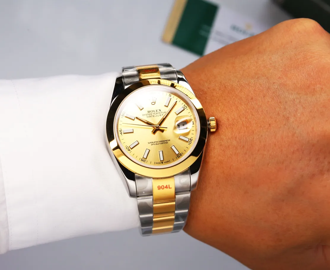 【High-end replica】💰1240! 【Customized all-in-one machine】💰1720! Rolex Oyster Perpetual Datejust 41mm series watches, timeless elegance! [Oyster case, symbol of waterproofing] The diameter of the watch is 41mm, the thickness is consistent with the original, and the data is consistent with the genuine product 1. Classic Oyster case with triangular grooved outer ring 2. The handle adopts a screw-in design to restore the double buckle lock dual waterproof system 3. Mirror material - wear-resistant and scratch-resistant sapphire mirror, anti-reflective convex magnification (2.5 times) calendar window [Strap details] Different watch models are matched with different steel straps 1. Commemorative strap Jubilee Bracelet (five-bead belt) Material: stainless steel, commemorative type, five-row link 2. Oyster bracelet Oyster Bracelet (3-bead belt). Material: Stainless steel, head-shaped, semi-circular three-row link 3. Buckle type Folding buckle, concealed folding crown buckle [Movement] Using the exquisite and stable Japanese 8215/9015 movement, it is steady and simple, reserved, showy but not flattering, long-lasting elegance! (Extreme reproduction requirements create high quality, playing with more than just concepts!) (Focus on original new machines) Focus is an attitude, produced by JH!