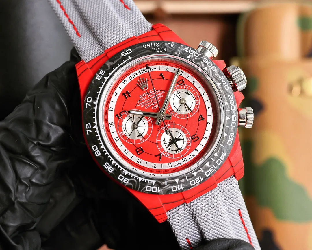 【Top replica】💰6500! The carbon fiber customized version of the TW Factory ROLEX Universe Chronograph Daytona series, the watch is not only light to wear, but also hard in appearance. And each watch has a unique carbon fiber pattern material. [Case] ​​The size of the watch is 40X12.4, which is consistent with the original. The strength of the Tw factory casts the unique style of carbon fiber Rolex. Unique to the market, the entire case, bezel and bottom cover are made of high-composite carbon fiber and super luminous powder. The details are hand-chamfered and polished. The texture is extraordinary. [Strap Buckle] The strap is made of artificial fiber woven straps, which is breathable, comfortable and soft in texture. [Movement] Using the latest accurate and mature 4801 movement (the functional thickness is the same as 4130), it perfectly realizes powerful functions and is the king of cost performance! ! !