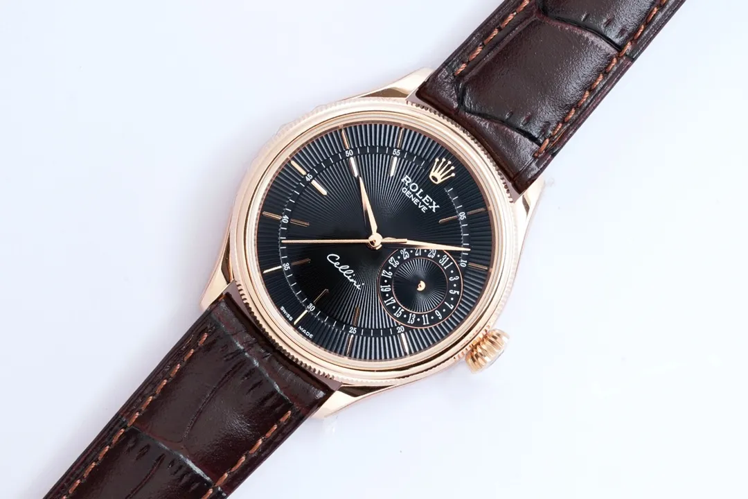 New product in 2023, EW Rolex Cellini Datejust 39 1⃣️ is equipped with 3165 self-winding movement. 2⃣️Integrated middle case, screw-in bottom cover and winding crown. 3⃣️The structural dimensions and thickness are the same as the original ones, with a diameter of 39 mm and a thickness of 12.5 mm. 4⃣️Domed sapphire glass, top-notch Italian fully-wrapped cowhide leather straps, synchronizing the timing, thickness, and structure with the original.