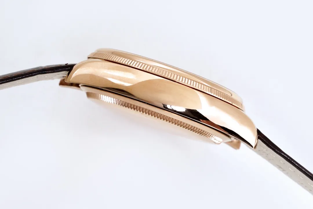 New product in 2023, EW Rolex Cellini Datejust 39 1⃣️ is equipped with 3165 self-winding movement. 2⃣️Integrated middle case, screw-in bottom cover and winding crown. 3⃣️The structural dimensions and thickness are the same as the original ones, with a diameter of 39 mm and a thickness of 12.5 mm. 4⃣️Domed sapphire glass, top-notch Italian fully-wrapped cowhide leather straps, synchronizing the timing, thickness, and structure with the original.