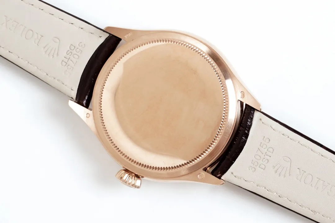 New product in 2023, EW Rolex Cellini Datejust 39 1⃣️ is equipped with 3165 self-winding movement. 2⃣️Integrated middle case, screw-in bottom cover and winding crown. 3⃣️The structural dimensions and thickness are the same as the original ones, with a diameter of 39 mm and a thickness of 12.5 mm. 4⃣️Domed sapphire glass, top-notch Italian fully-wrapped cowhide leather straps, synchronizing the timing, thickness, and structure with the original.