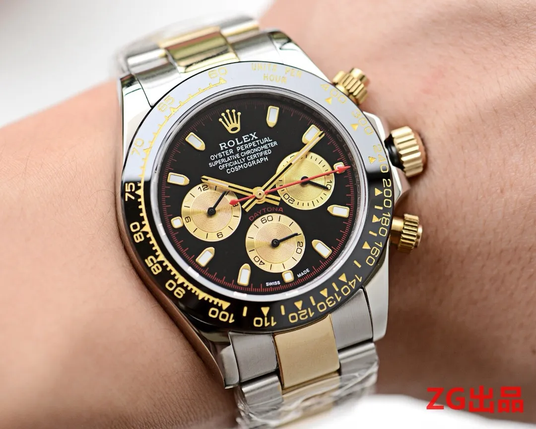 【Customized all-in-one machine】💰1720! Tiger skin "black" Taiwan ZG Factory's masterpiece and craftsmanship ——Details determine success or failure 🎈🎈 It took 16 months and finally released🏅️🏅️ [Rolex Cosmograph Daytona Series] [Movement] Using a customized three-eye enlarged version of the fully automatic mechanical movement to make the distance between the three function disks consistent with the original product [Taiwan ZG Factory] 🏆🏆Produced All are delivered, the counters are consistent, the multi-functional travel boxes are all marked with the ZG logo✅ Every watch leaves the factory and is strictly tested to ensure that agents have the highest success rate for every order. Nearly zero repairs 🎈🎈 [Case] ​​Original mold opening, same price, only one 🎈🎈40mm The background texture of the disk has been filtered and corrected countless times to ensure that it is 100% consistent with the original. The Rolex metal LOGO on it is separately molded, and it can be compared to the original in terms of three-dimensionality and roundness. The easy-to-read Chroma light luminous display is equipped with long-lasting luminous material. [Mirror] Flat sapphire crystal glass is scratch-resistant, and the effect will never be ghosted, consistent with the original product. ⚠⚠The six-character position is upgraded to a small crown with anti-counterfeiting that is consistent with the original 👑 (pay attention to details) [Buckle] Made of imported 316S steel and polished from 1:1 parts. The inner side is sanded and corroded by the Rolex steel seal. The outer watch buckle safety ring is exactly the same as the original one. ⌚⌚ Produced by ZG Factory in Taiwan. Perfect in every detail.