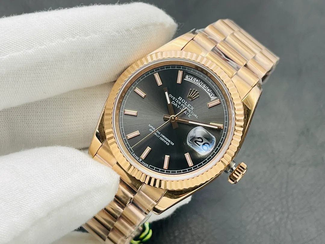 [VRS Factory2021 Wall Crack Recommendation] V2 upgraded version, the highest version on the market, Rolex Day Date 40MM, exciting details: 1⃣️ The dial is set with 18ct gold, set with diamonds, and square diamonds at 6 and 9 o'clock. 2⃣️Oyster case structure, integrated middle case, screw-in bottom cover and winding crown. 3⃣️The structural dimensions and thickness are the same as the original ones, with a diameter of 40 mm and a thickness of 12 mm. 4⃣️ Equipped with 2836 automatic winding movement, it can quickly adjust the instant jump day calendar, and achieve the same time adjustment, thickness and structure as the original version. VRS Factory’s ingenious work welcomes your appreciation!