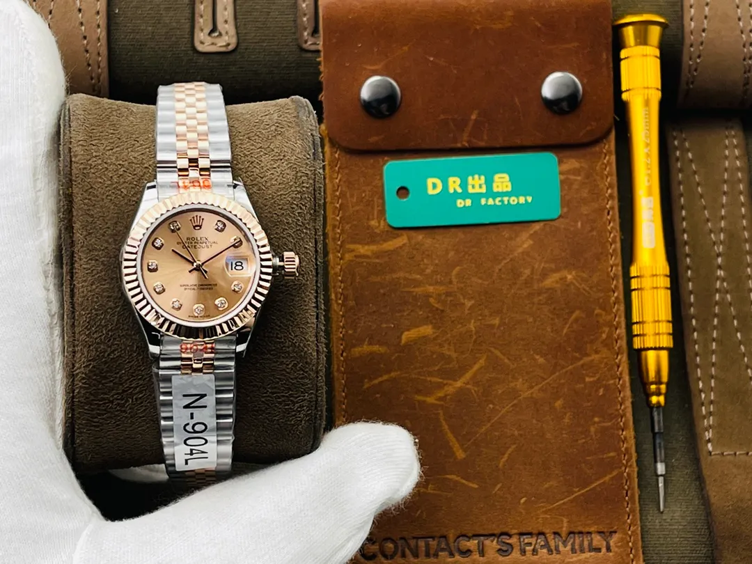 【Top replica】💰4500! Rolex Women's Datejust 28MM Datejust Watch! 1⃣️The case diameter remains the same as the original 28MM. The stainless steel watch case is forged from 904L stainless steel, which is durable! 2⃣️ Equipped with Swiss 2671 movement, its performance is extremely stable. Its shock resistance and geometric structure enable the movement to maintain regular operation in any position. 3⃣️The triangular grooved bottom cover is tightened with special tools to completely seal the watch case. The winding crown adopts a double buckle lock dual waterproof system and is firmly screwed to the watch case, making it more waterproof. 4⃣️A small window convex lens is installed at 3 o'clock to enlarge the date display of the watch, making it easier to read the date. The waterproof Oyster case of the women's journal type provides the best protection for the high-precision movement! 5⃣️904L watch strap and new double-headed connection method under the outer ring (can be used with the original), concealed folding crown buckle, opened with an articulated Rolex crown logo. 6⃣️Comes with special watch removal tools + special watch storage bag! DR Factory2021's ingenious masterpiece creates a high-quality model of Rolex women's watches. Welcome for your appreciation!
