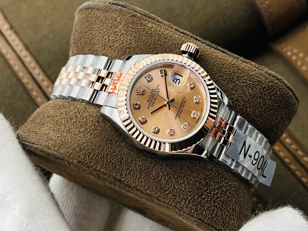 【Top replica】💰4500! Rolex Women's Datejust 28MM Datejust Watch! 1⃣️The case diameter remains the same as the original 28MM. The stainless steel watch case is forged from 904L stainless steel, which is durable! 2⃣️ Equipped with Swiss 2671 movement, its performance is extremely stable. Its shock resistance and geometric structure enable the movement to maintain regular operation in any position. 3⃣️The triangular grooved bottom cover is tightened with special tools to completely seal the watch case. The winding crown adopts a double buckle lock dual waterproof system and is firmly screwed to the watch case, making it more waterproof. 4⃣️A small window convex lens is installed at 3 o'clock to enlarge the date display of the watch, making it easier to read the date. The waterproof Oyster case of the women's journal type provides the best protection for the high-precision movement! 5⃣️904L watch strap and new double-headed connection method under the outer ring (can be used with the original), concealed folding crown buckle, opened with an articulated Rolex crown logo. 6⃣️Comes with special watch removal tools + special watch storage bag! DR Factory2021's ingenious masterpiece creates a high-quality model of Rolex women's watches. Welcome for your appreciation!
