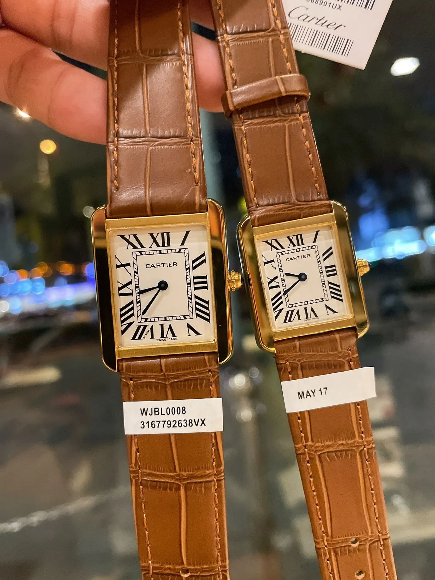Cartier tank series retro watch TANK tank series! The lettering adopts three-dimensional protrusion, 316L stainless steel version, couple watch, imported Swiss movement, three codes in one. Medium size 27MMX34MM, small size 24MMX31MM. The details are polished, the color of the hands, the curvature of the handle, the original pebbled leather belt, the original stainless steel belt, with sticker code, color distribution: white shell, gold shell, rose gold shell, strap colors are complete! Imported Swiss movement, Sapphire TankSolo’s ingenuity is worth owning!