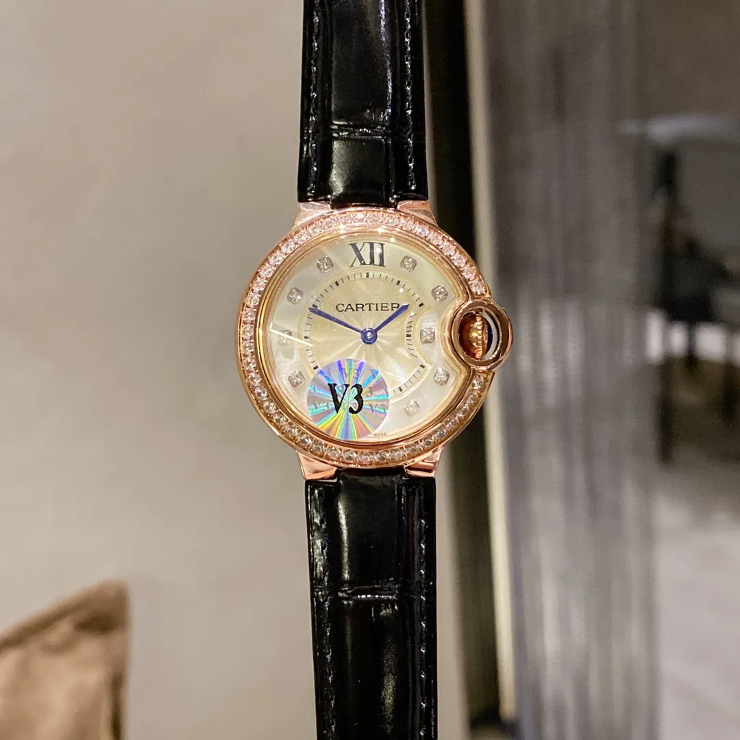 【Foreign trade import】💰1040! Cartier Blue Balloon, exquisite 33mm quartz watch, 9-digit sun, moon and stars large frame display, starry sky running, time flowing, special craftsmanship with diamonds, perfect personality. Matched with fish-eye sapphire glass, using Swiss original Swiss quartz movement, accurate travel time, imported high-gloss cowhide leather belt, original folding buckle, look for high-quality complete package and wear warranty card tag.