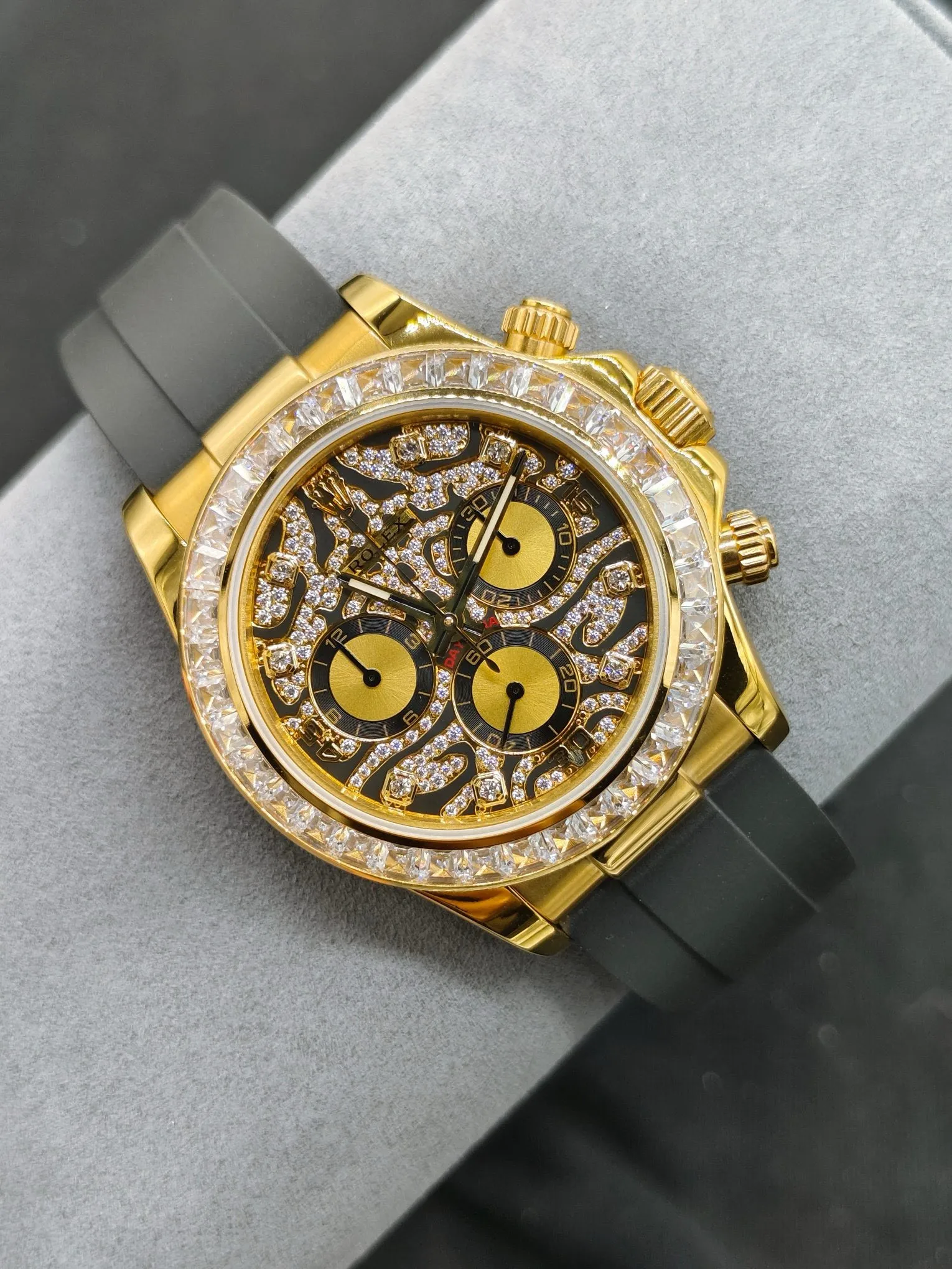 【Top Replica】💰Private chat! Rolex Daytona series Daytona "Eye of the Tiger" tiger pattern watch. "[Eye of the Tiger]🎮OM6 Daytona 116589TBR, with a black lacquer dial and diamonds, looks like the markings on a tiger, and is nicknamed "Eye of the Tiger" by watch fans. This high-end Daytona launched by Rolex at the Baselworld 2019 is a special model of Daytona. This special model will not be displayed on the official website and retail stores. Table diameter: 40mm, 🎮Movement model: 7750 movement Function: chronograph, anti-magnetic. Platinum Tiger Eye. Gold Tiger Eye. T-square diamond meteorite surface. T square diamond ring mother-of-pearl diamond face) equipped with: 7750 movement, size: 40. The unknown tiger Di is full of stars, all gold, tiger pattern dial, later changed to full diamonds. This watch is a new product at the Basel Watch Fair in 2019. The outer ring is set with 36 T square diamonds, with the word The diamonds on the face and scale are selected from the same grade, so as an official customized model, the level of luxury is obvious. The tiger pattern Daytona is like the pattern on the body of a tiger, and the black gold combination highlights the masculinity of the 🎮S1 exquisitely recommended men's multi-functional mechanical watch.