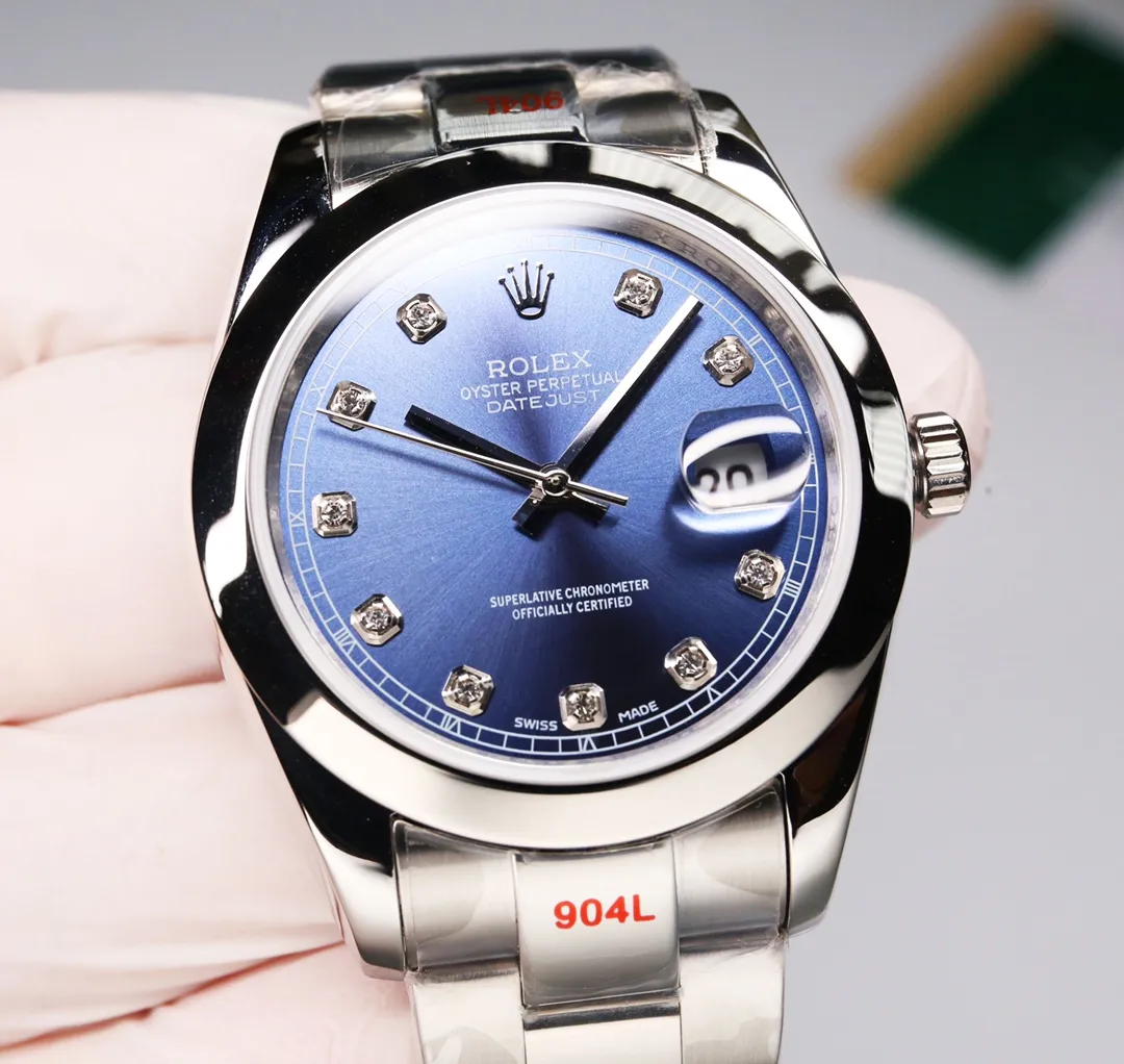 【High-end replica】💰1240! 【Customized all-in-one machine】💰1920! Taiwan factory makes strong comeback‼ ️‼ ️Outstanding work - Rolex Oyster Perpetual Datejust 41mm series watch, timeless elegance! Factory code: M126338... The 6-digit internal code is consistent with the card, and the entire set must be completed for return or exchange! [Oyster case, symbol of waterproofing] The diameter of the watch is 41mm, the thickness is consistent with the original, and the data is consistent with the genuine product 1. Classic Oyster case with triangular grooved outer ring 2. The handle adopts a screw-in design to restore the double buckle double waterproof system 3. Mirror material - anti-scratch blue crystal glass, anti-reflective convex magnification (2.5 times) calendar window [Strap details] Different watches are matched with different steel straps 1. Commemorative strap Jubilee Bracelet (five-bead belt) Material: stainless steel, commemorative type, five-row link 2. Oyster bracelet Oyster Bracelet (3-bead belt). Material: Stainless steel, head-shaped, semi-circular three-row link 3. Buckle type Folding buckle, concealed folding crown buckle [Movement] Using the exquisite and stable imported 9015 all-in-one mechanical movement, it is stable and simple, reserved, showy but not flattering, and long-lasting elegance! (Extreme reproduction requirements create high quality, playing with more than just concepts!) (Focus on original new machines) Focus is an attitude, produced by JH! The pictures were taken with a customized all-in-one machine!