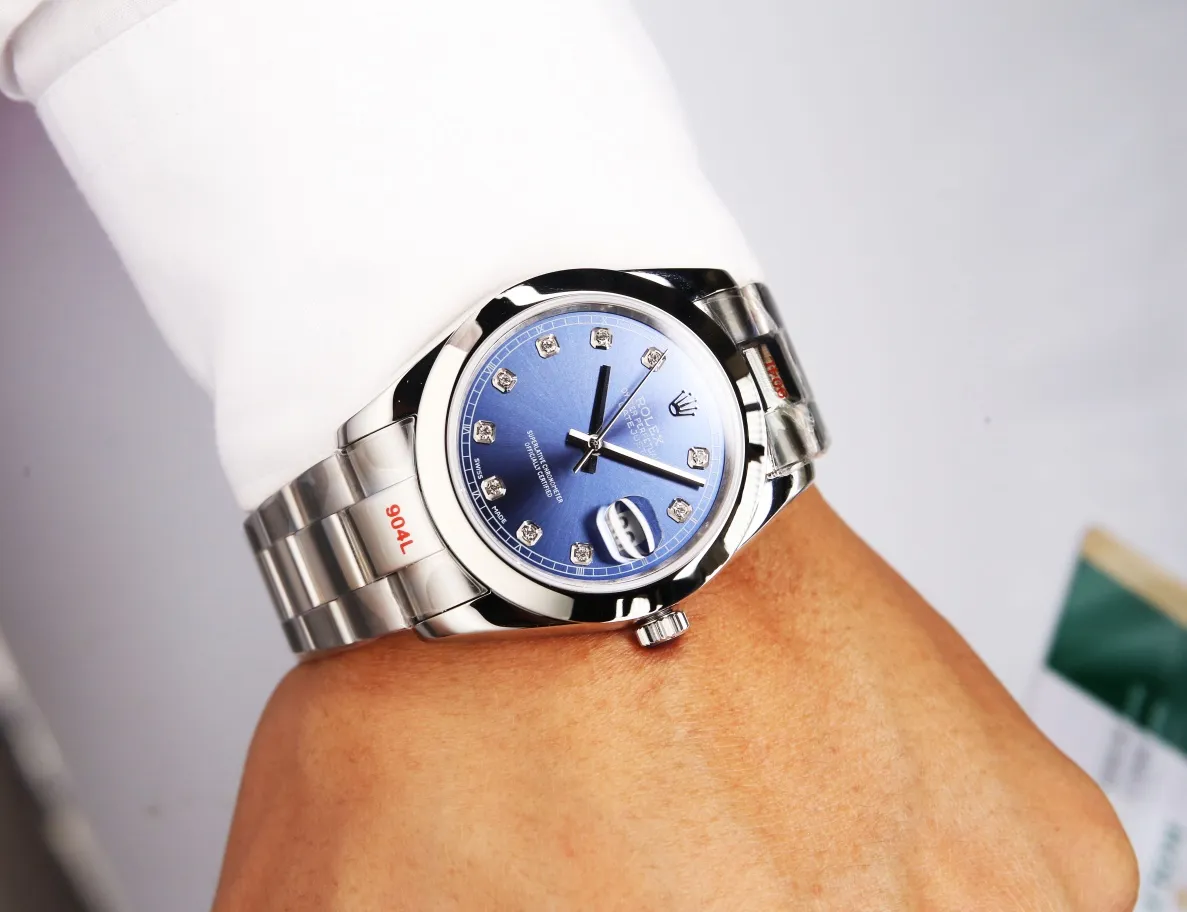 【High-end replica】💰1240! 【Customized all-in-one machine】💰1920! Taiwan factory makes strong comeback‼ ️‼ ️Outstanding work - Rolex Oyster Perpetual Datejust 41mm series watch, timeless elegance! Factory code: M126338... The 6-digit internal code is consistent with the card, and the entire set must be completed for return or exchange! [Oyster case, symbol of waterproofing] The diameter of the watch is 41mm, the thickness is consistent with the original, and the data is consistent with the genuine product 1. Classic Oyster case with triangular grooved outer ring 2. The handle adopts a screw-in design to restore the double buckle double waterproof system 3. Mirror material - anti-scratch blue crystal glass, anti-reflective convex magnification (2.5 times) calendar window [Strap details] Different watches are matched with different steel straps 1. Commemorative strap Jubilee Bracelet (five-bead belt) Material: stainless steel, commemorative type, five-row link 2. Oyster bracelet Oyster Bracelet (3-bead belt). Material: Stainless steel, head-shaped, semi-circular three-row link 3. Buckle type Folding buckle, concealed folding crown buckle [Movement] Using the exquisite and stable imported 9015 all-in-one mechanical movement, it is stable and simple, reserved, showy but not flattering, and long-lasting elegance! (Extreme reproduction requirements create high quality, playing with more than just concepts!) (Focus on original new machines) Focus is an attitude, produced by JH! The pictures were taken with a customized all-in-one machine!