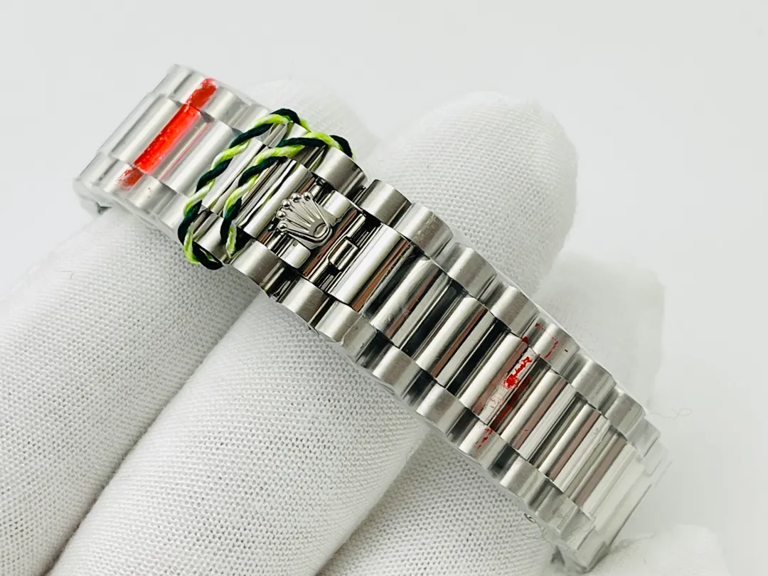 【High-end replica】💰1300! 【Customized all-in-one machine】💰1900! 【Top Replica】💰Private chat! Rolex DAY-DATE weekly diary series! Diameter 40, 36 mm, details: 1⃣️Perfect big day-small calendar disk, super luminous needle, double-bright sapphire glass, the watch case is made of fine steel and uses real K gold plating to solve the problem of darkening and fading of gold watches! 2⃣️ Equipped with 2836 movement machinery, zero repairs! 3⃣️[Watch strap] Head-shaped three-lattice arched link, the head piece is assembled in five pieces, the buckle engraving details are more in place, and the overall details are more delicate and comfortable! 4⃣️What’s more worth mentioning is that this updated version has solved the problem of three-dimensionality of the 12 o’clock Rolex Crown LOGO that has not been solved in previous versions. The literal printing three-dimensionality and the scale stone have abandoned the previous zircon and used Swarovski artificial crystal diamonds. No matter the cost, they only strive for perfection. It can be said that it is extremely attentive and perfectly demonstrates the spirit of craftsmanship. DR Factory redefines the highest quality Rolex, allowing you to buy it once and for all!