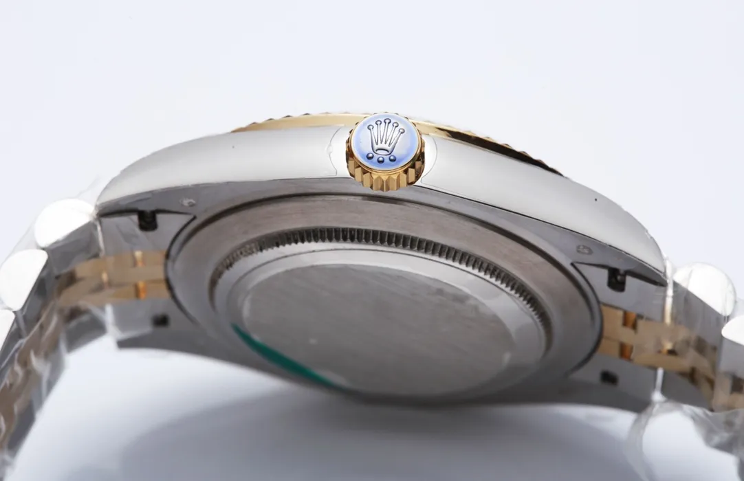 【High-end replica】💰1160! 【Customized all-in-one machine】💰1720! ⌚️Rolex Datejust 41 Series ①Exclusively customized imported 9015 all-in-one movement, stable and reliable quality; ②Case: The size and thickness are consistent with the original, 904 steel; ③Letter: polished nails, luminous, fine shading, color matching; ④Glass: sapphire glass with 2.5x magnifying glass effect, the glass is transparent; ⑤Strap: one-to-one restoration, the strap can be interchanged with the original; Produced by a large factory, it must be a high-quality product. Model: m126333-m123331-126334