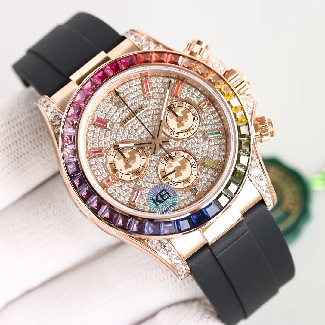 💎【SGP Factory】Latest masterpiece Cosmograph Rolex Daytona: The outer ring is inlaid with rainbow gradient sapphires, replacing the classic speedometer outer ring. The lugs and crown shoulder guards are inlaid with 56 round-cut diamonds. Each process is refined and rigorous to ensure that the angle color is as brilliant as the original version. Eye-catching [1] The dial is inlaid with 11 🌈 sapphire hour markers, corresponding to the color of the gemstones on the outer ring [2] The sapphire case has the same height, and the shell body is slim [3] It adopts imported natural rubber strap, which has a soft and delicate texture and is very comfortable to wear. The buckle details are flawlessly processed [4] equipped with 7750 mechanical chronograph movement