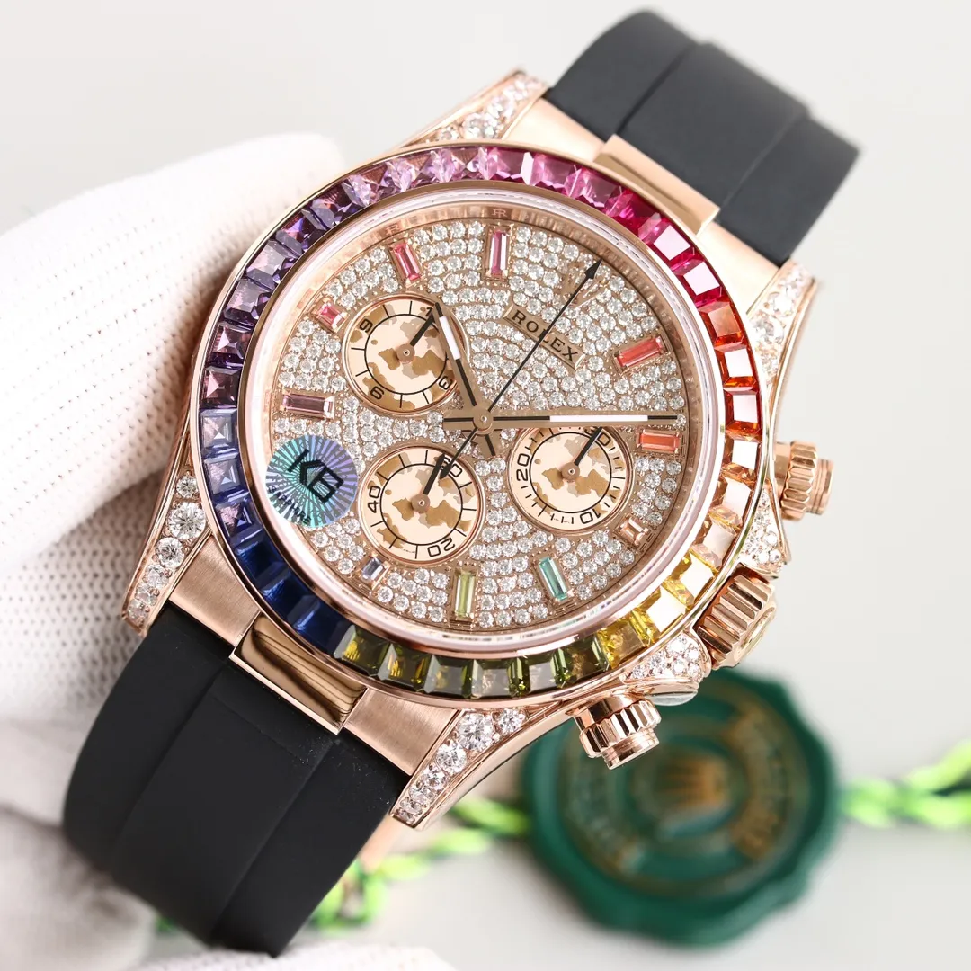 💎【SGP Factory】Latest masterpiece Cosmograph Rolex Daytona: The outer ring is inlaid with rainbow gradient sapphires, replacing the classic speedometer outer ring. The lugs and crown shoulder guards are inlaid with 56 round-cut diamonds. Each process is refined and rigorous to ensure that the angle color is as brilliant as the original version. Eye-catching [1] The dial is inlaid with 11 🌈 sapphire hour markers, corresponding to the color of the gemstones on the outer ring [2] The sapphire case has the same height, and the shell body is slim [3] It adopts imported natural rubber strap, which has a soft and delicate texture and is very comfortable to wear. The buckle details are flawlessly processed [4] equipped with 7750 mechanical chronograph movement