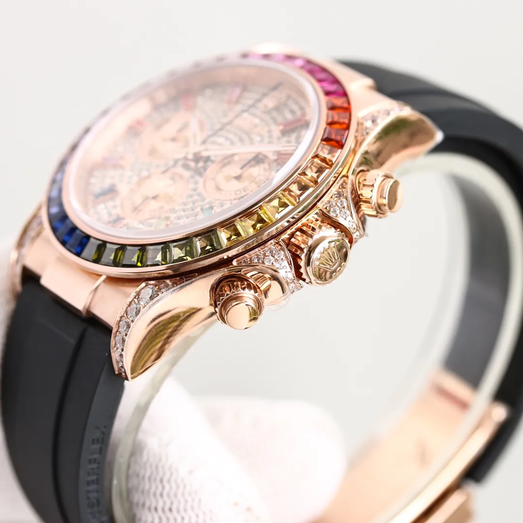 💎【SGP Factory】Latest masterpiece Cosmograph Rolex Daytona: The outer ring is inlaid with rainbow gradient sapphires, replacing the classic speedometer outer ring. The lugs and crown shoulder guards are inlaid with 56 round-cut diamonds. Each process is refined and rigorous to ensure that the angle color is as brilliant as the original version. Eye-catching [1] The dial is inlaid with 11 🌈 sapphire hour markers, corresponding to the color of the gemstones on the outer ring [2] The sapphire case has the same height, and the shell body is slim [3] It adopts imported natural rubber strap, which has a soft and delicate texture and is very comfortable to wear. The buckle details are flawlessly processed [4] equipped with 7750 mechanical chronograph movement