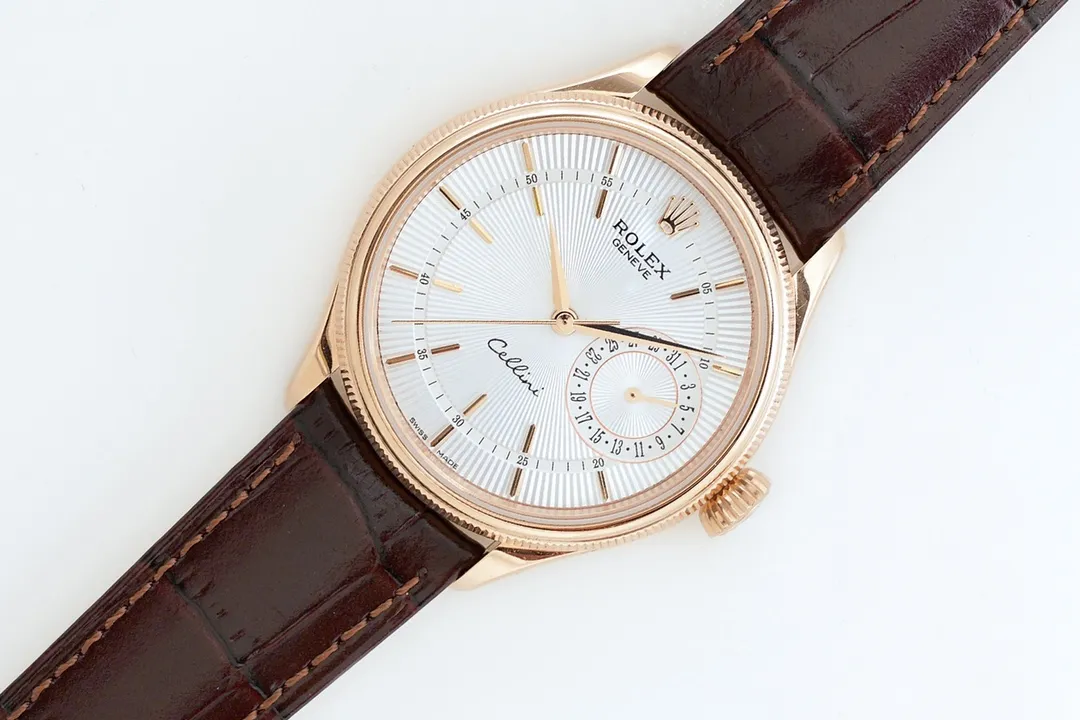 New product in 2023, EW Rolex Cellini Datejust 39 1⃣️ is equipped with 3165 self-winding movement. 2⃣️Integrated middle case, screw-in bottom cover and winding crown. 3⃣️The structural dimensions and thickness are the same as the original ones, with a diameter of 39 mm and a thickness of 12.5 mm. 4⃣️Domed sapphire glass, top-notch Italian fully-wrapped cowhide leather straps, synchronizing the timing, thickness, and structure with the original.