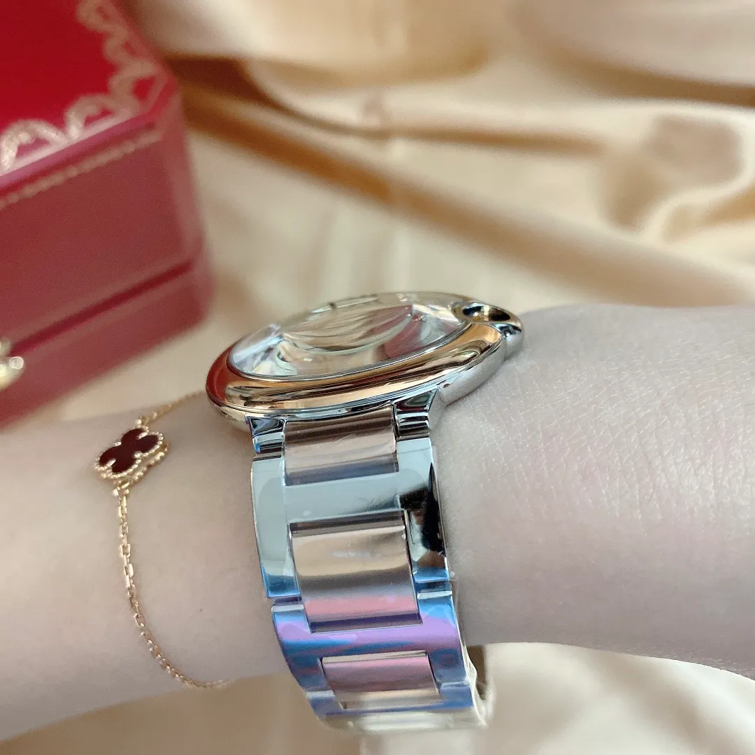 【High-end replica】💰1720! Cartier "Cartier" movement: Swiss imported quartz movement, original 1:1 replica 36MM, convex curved case, sapphire glass, guilloche dial, sword-shaped hands. In the world of Cartier watchmaking, the Ballon Bleu watch is famous for its delicate style and elegant style.