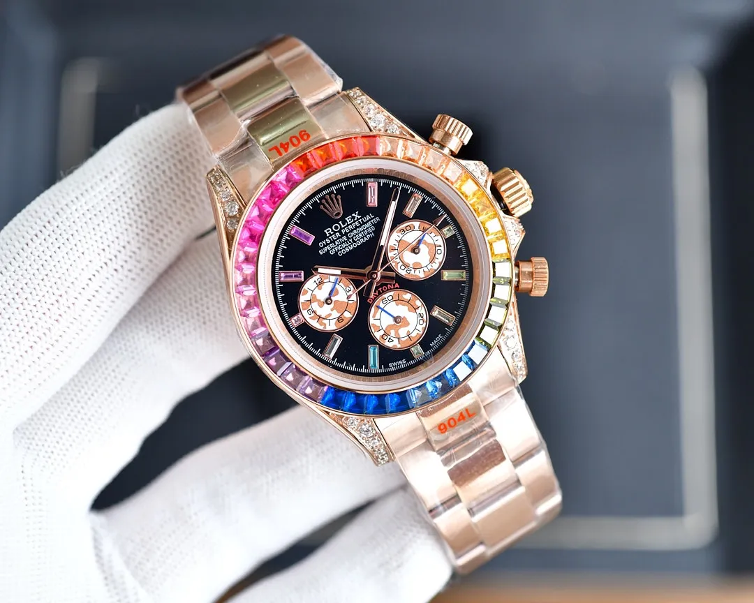 【High-end replica】💰1520! The Rolex-Rainbow Daytona inlay is optimized according to the 36 gemstones with the most coordinated color gradient transition from the original factory. The height and angle are consistent, and the refraction effect is beautiful. Each chronograph counter literally refracts due to different light, and the color is bright and bright. It is equipped with a fully automatic mechanical movement, a 316 stainless steel solid three-bead easy-adjustable strap, a mineral super mirror, 40mm✖️13 polished and exquisitely polished!