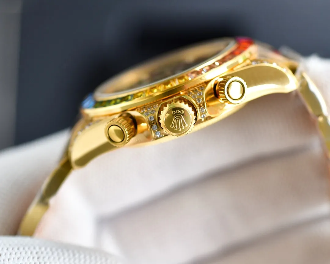 【High-end replica】💰1520! The Rolex-Rainbow Daytona inlay is optimized according to the 36 gemstones with the most coordinated color gradient transition from the original factory. The height and angle are consistent, and the refraction effect is beautiful. Each chronograph counter literally refracts due to different light, and the color is bright and bright. It is equipped with a fully automatic mechanical movement, a 316 stainless steel solid three-bead easy-adjustable strap, a mineral super mirror, 40mm✖️13 polished and exquisitely polished!