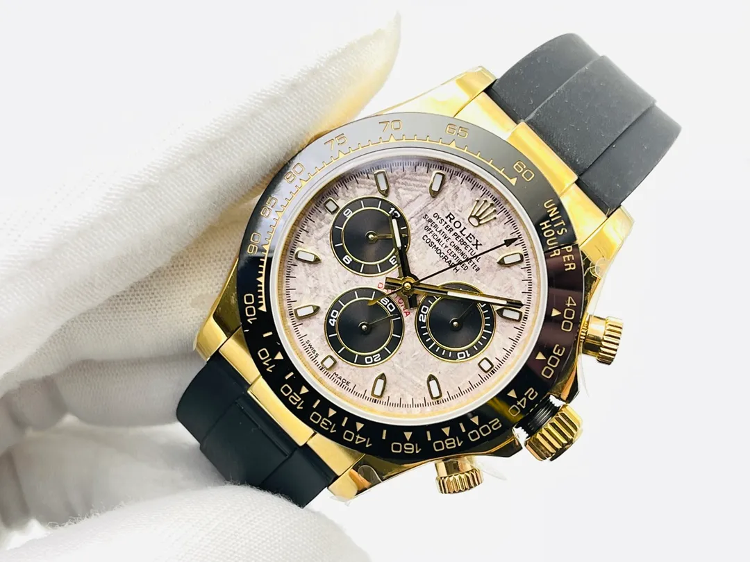 【Top Replica】💰3840! Rolex Daytona 116500LN series Daytona hot model series! Continuing the classic masterpiece started in 1963, details: 1⃣️[Movement] Equipped with Daytona's special 7750 self-winding mechanical movement, the thickness is consistent with the original product, and the timing function is perfectly realized! 2⃣️[Material] Made of 904L stainless steel that is consistent with the original, the watch strap is exquisite and perfect in workmanship! 3⃣️[Ring] The same wear-resistant ceramic bezel as the genuine product, Cerachrom ceramic solid outer ring with speed scale! 4⃣️[Lens] Scratch-resistant sapphire crystal glass mirror with excellent transparency! 5⃣️【Buckle】Oyster insurance discount with 5mm easy-adjustable link extension system! Produced by DR Factory, it must be a high-quality product. Welcome for your tasting! (Comes with a set of special watch disassembly tools + special watch storage leather case