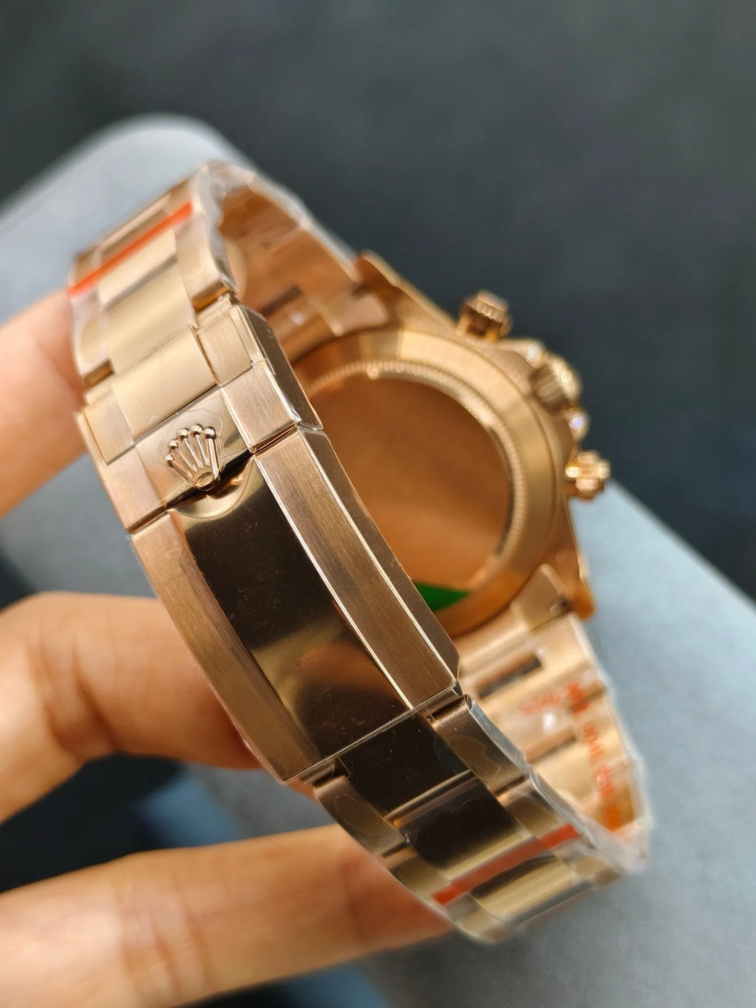 【Top Replica】💰Private chat! Rolex ROLEX Daytona series 🎮OM6 Flying over the top of the rainbow---Rolex Rainbow Daytona Platinum Eye Platinum Small Eye Cal.7750 mechanical chronograph, The "Second Generation Rainbow Daytona" watch case and strap are made of 316L fine steel and polished. Each case is processed by CNC throughout the entire process, and all details are processed by manual processes. The polishing and inspection workmanship is fine. The angle of the ring, the size and number of gems, and the color are consistent with the rainbow gradient effect of the counter. The glass uses a sapphire transparent effect mirror, and the movement adopts the 7750 fully automatic chronograph mechanical movement. 🎮 The straps are either a solid stainless steel strap with artificial diamonds or an imported fluororubber strap. They are equipped with an Oyster safety buckle to prevent accidental opening. They are comfortable to wear and very easy to operate! The biggest feature of this watch is the colorful gems on the bezel and the twelve colored diamond scales on the face. The color gradient effect corresponds one to one. These gems shine with red, orange, yellow, green, blue, purple and other colorful colors, just like adding graceful and varied colors. Rolex carefully selected exquisite and exquisite gems, and combined them together to give the watch a strange brilliance. 🎮S1 exquisitely recommended men’s multifunctional mechanical watch