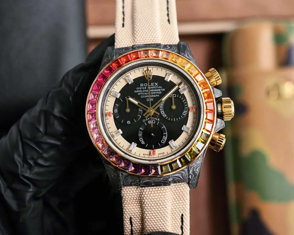 【Top replica】💰6500! The carbon fiber customized version of the TW Factory ROLEX Universe Chronograph Daytona series, the watch is not only light to wear, but also hard in appearance. And each watch has a unique carbon fiber pattern material. [Case] ​​The size of the watch is 40X12.4, which is consistent with the original. The strength of the Tw factory casts the unique style of carbon fiber Rolex. Unique to the market, the entire case, bezel and bottom cover are made of high-composite carbon fiber and super luminous powder. The details are hand-chamfered and polished. The texture is extraordinary. [Strap Buckle] The strap is made of artificial fiber woven straps, which is breathable, comfortable and soft in texture. [Movement] Using the latest accurate and mature 4801 movement (the functional thickness is the same as 4130), it perfectly realizes powerful functions and is the king of cost performance! ! !