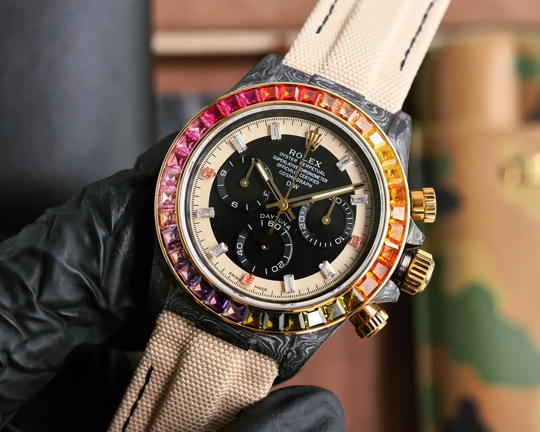 【Top replica】💰6500! The carbon fiber customized version of the TW Factory ROLEX Universe Chronograph Daytona series, the watch is not only light to wear, but also hard in appearance. And each watch has a unique carbon fiber pattern material. [Case] ​​The size of the watch is 40X12.4, which is consistent with the original. The strength of the Tw factory casts the unique style of carbon fiber Rolex. Unique to the market, the entire case, bezel and bottom cover are made of high-composite carbon fiber and super luminous powder. The details are hand-chamfered and polished. The texture is extraordinary. [Strap Buckle] The strap is made of artificial fiber woven straps, which is breathable, comfortable and soft in texture. [Movement] Using the latest accurate and mature 4801 movement (the functional thickness is the same as 4130), it perfectly realizes powerful functions and is the king of cost performance! ! !