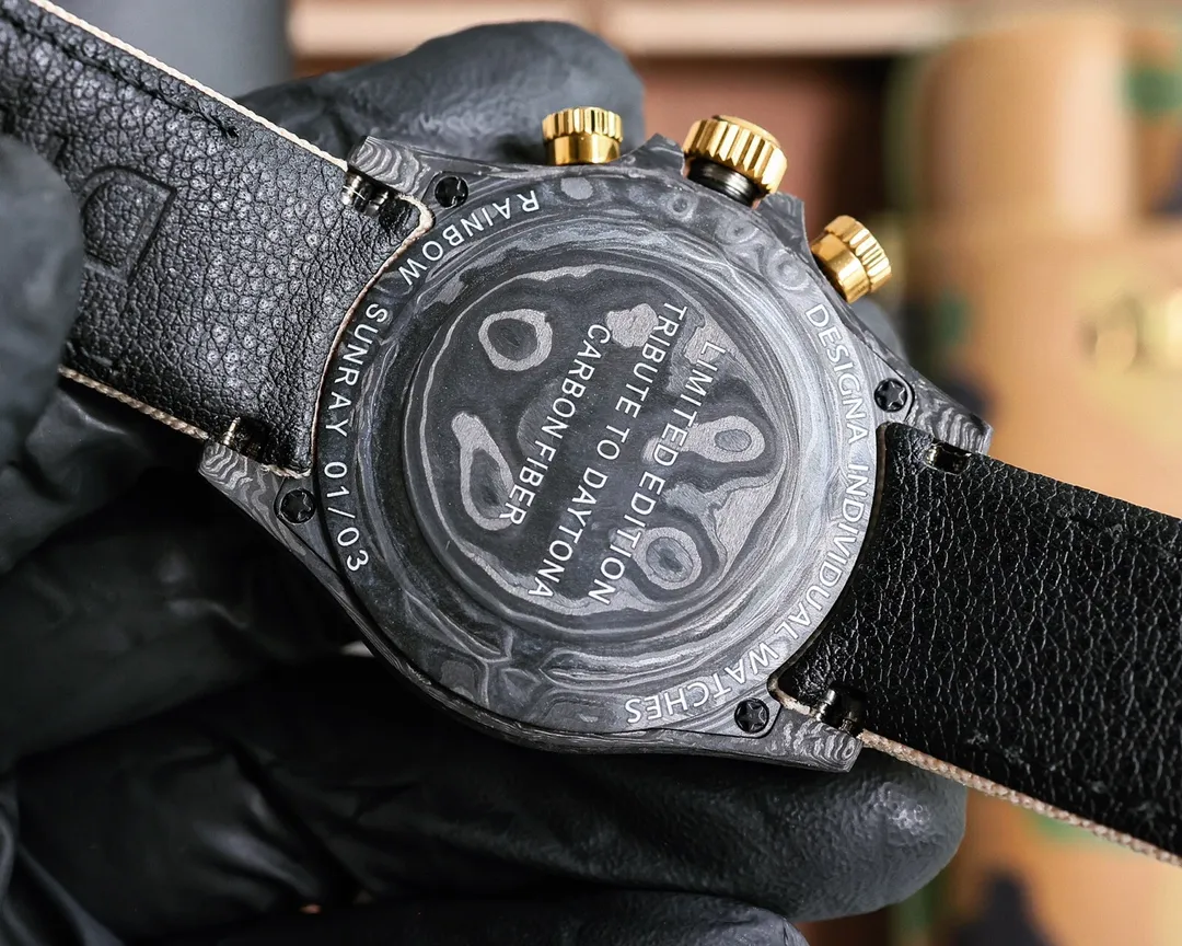 【Top replica】💰6500! The carbon fiber customized version of the TW Factory ROLEX Universe Chronograph Daytona series, the watch is not only light to wear, but also hard in appearance. And each watch has a unique carbon fiber pattern material. [Case] ​​The size of the watch is 40X12.4, which is consistent with the original. The strength of the Tw factory casts the unique style of carbon fiber Rolex. Unique to the market, the entire case, bezel and bottom cover are made of high-composite carbon fiber and super luminous powder. The details are hand-chamfered and polished. The texture is extraordinary. [Strap Buckle] The strap is made of artificial fiber woven straps, which is breathable, comfortable and soft in texture. [Movement] Using the latest accurate and mature 4801 movement (the functional thickness is the same as 4130), it perfectly realizes powerful functions and is the king of cost performance! ! !