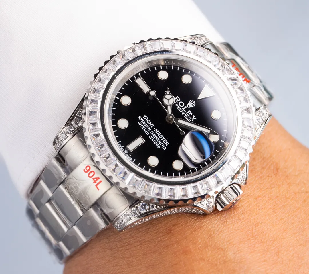 【Top Replica】💰5200! Rolex's global limited gemstone model - the Yacht-Master, pushes the limits aesthetically. On this watch, you can combine your love of jewelry and Swiss watches into one. The bezel, case and buckle are all studded with Swarovski diamonds! A walking work of art, a symbol of identity and status, the aura is clear at a glance! Really stunning! Can't put it down❤️ [Movement] It uses the 3235 fully automatic all-in-one machine with the soul blue hairspring that symbolizes Rolex, and its performance is extremely stable. [Case] ​​The size of the watch is 40mm, and every detail is perfectly reproduced one to one. [Watch strap] Forged from 904L fine steel, the strap has a classic oyster shape, with brushing on both sides and high polishing in the middle. The buckle has the same double safety buckle as the original one, and the buckle engraving is clearly visible. [Mirror] Sapphire mirror. Super luminous text, the color of the text is more delicate, creating a visual effect consistent with the original product! 🍻It is shocking and noble when you use it. You deserve it!