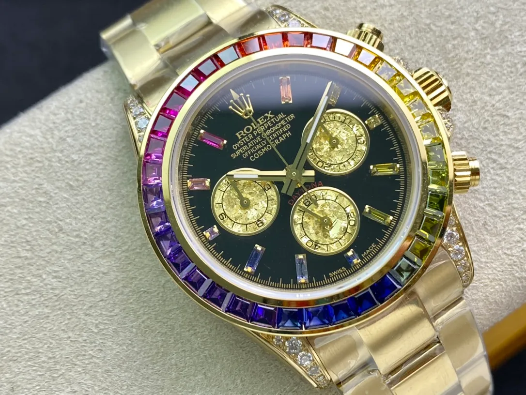 【Top Replica】💰Private chat! In order to achieve the original effect of the Rolex Rainbow Daytona we want, it costs a lot of money to develop and is made with exquisite workmanship. The special effects of the gold crystals on the three independent time counters are all unique. The charming reflective effects and magnificent colors fully demonstrate the graceful structure of the gold crystals. Each piece is a natural masterpiece of art. The color of the gold crystal chronograph dial is in sharp contrast with the black dial, and complements the color of the gemstones. The diamond-set hour markers and gold hands make the entire dial radiant, and the overall beauty is overwhelming. You can't put it down. Rolex's most popular Cosmograph Daytona [Case] ​​is made of imported genuine 904L steel, with a thickness of 13.5mm, the same material model as the genuine product. The steel belt is finely brushed, the color is whiter and brighter, and it is strong and wear-resistant. [Function] The movement still retains a powerful timing function, and is equipped with a first-grade 7750 movement with full-function timing. [Ring] The ceramic ring formed by the new technology is consistent with the original craftsmanship, and the scale effect is deep and rounded. [Details] The letter strips are metal mirror-finished, flawless, and made of strong luminous powder imported from Switzerland. The hour and minute hands are grooved and filled with glossy black oil instead of ordinary printing, and the texture is very different. Highly transparent sapphire glass, the mirror effect is very high-quality. [Quality] The color adopts A+ high-level electroplating process, which is more stable and anti-oxidation. It is equipped with a natural rubber strap. The original mold is opened. The material is the same as the original product. The texture is obviously soft and delicate, and it fits the wrist better.