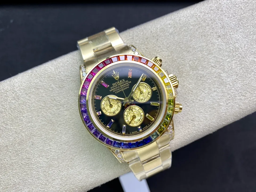 【Top Replica】💰Private chat! In order to achieve the original effect of the Rolex Rainbow Daytona we want, it costs a lot of money to develop and is made with exquisite workmanship. The special effects of the gold crystals on the three independent time counters are all unique. The charming reflective effects and magnificent colors fully demonstrate the graceful structure of the gold crystals. Each piece is a natural masterpiece of art. The color of the gold crystal chronograph dial is in sharp contrast with the black dial, and complements the color of the gemstones. The diamond-set hour markers and gold hands make the entire dial radiant, and the overall beauty is overwhelming. You can't put it down. Rolex's most popular Cosmograph Daytona [Case] ​​is made of imported genuine 904L steel, with a thickness of 13.5mm, the same material model as the genuine product. The steel belt is finely brushed, the color is whiter and brighter, and it is strong and wear-resistant. [Function] The movement still retains a powerful timing function, and is equipped with a first-grade 7750 movement with full-function timing. [Ring] The ceramic ring formed by the new technology is consistent with the original craftsmanship, and the scale effect is deep and rounded. [Details] The letter strips are metal mirror-finished, flawless, and made of strong luminous powder imported from Switzerland. The hour and minute hands are grooved and filled with glossy black oil instead of ordinary printing, and the texture is very different. Highly transparent sapphire glass, the mirror effect is very high-quality. [Quality] The color adopts A+ high-level electroplating process, which is more stable and anti-oxidation. It is equipped with a natural rubber strap. The original mold is opened. The material is the same as the original product. The texture is obviously soft and delicate, and it fits the wrist better.
