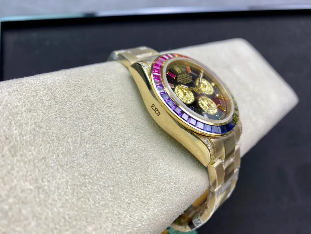 【Top Replica】💰Private chat! In order to achieve the original effect of the Rolex Rainbow Daytona we want, it costs a lot of money to develop and is made with exquisite workmanship. The special effects of the gold crystals on the three independent time counters are all unique. The charming reflective effects and magnificent colors fully demonstrate the graceful structure of the gold crystals. Each piece is a natural masterpiece of art. The color of the gold crystal chronograph dial is in sharp contrast with the black dial, and complements the color of the gemstones. The diamond-set hour markers and gold hands make the entire dial radiant, and the overall beauty is overwhelming. You can't put it down. Rolex's most popular Cosmograph Daytona [Case] ​​is made of imported genuine 904L steel, with a thickness of 13.5mm, the same material model as the genuine product. The steel belt is finely brushed, the color is whiter and brighter, and it is strong and wear-resistant. [Function] The movement still retains a powerful timing function, and is equipped with a first-grade 7750 movement with full-function timing. [Ring] The ceramic ring formed by the new technology is consistent with the original craftsmanship, and the scale effect is deep and rounded. [Details] The letter strips are metal mirror-finished, flawless, and made of strong luminous powder imported from Switzerland. The hour and minute hands are grooved and filled with glossy black oil instead of ordinary printing, and the texture is very different. Highly transparent sapphire glass, the mirror effect is very high-quality. [Quality] The color adopts A+ high-level electroplating process, which is more stable and anti-oxidation. It is equipped with a natural rubber strap. The original mold is opened. The material is the same as the original product. The texture is obviously soft and delicate, and it fits the wrist better.