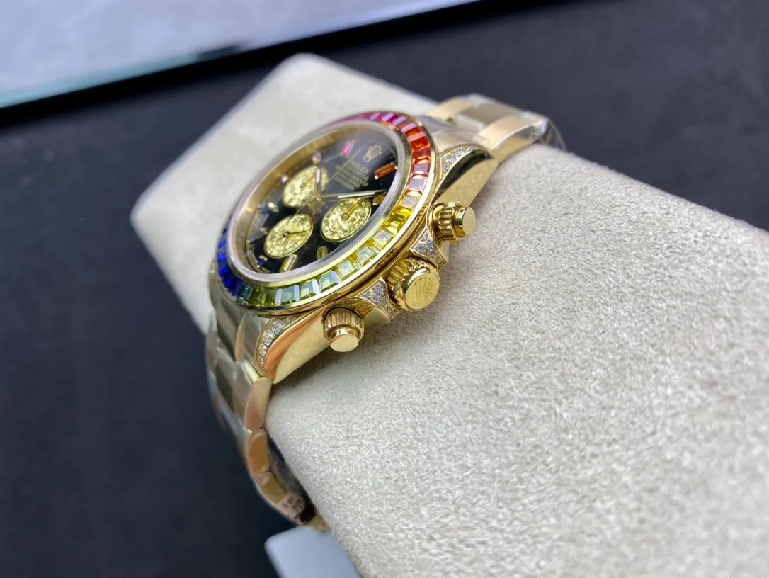 【Top Replica】💰Private chat! In order to achieve the original effect of the Rolex Rainbow Daytona we want, it costs a lot of money to develop and is made with exquisite workmanship. The special effects of the gold crystals on the three independent time counters are all unique. The charming reflective effects and magnificent colors fully demonstrate the graceful structure of the gold crystals. Each piece is a natural masterpiece of art. The color of the gold crystal chronograph dial is in sharp contrast with the black dial, and complements the color of the gemstones. The diamond-set hour markers and gold hands make the entire dial radiant, and the overall beauty is overwhelming. You can't put it down. Rolex's most popular Cosmograph Daytona [Case] ​​is made of imported genuine 904L steel, with a thickness of 13.5mm, the same material model as the genuine product. The steel belt is finely brushed, the color is whiter and brighter, and it is strong and wear-resistant. [Function] The movement still retains a powerful timing function, and is equipped with a first-grade 7750 movement with full-function timing. [Ring] The ceramic ring formed by the new technology is consistent with the original craftsmanship, and the scale effect is deep and rounded. [Details] The letter strips are metal mirror-finished, flawless, and made of strong luminous powder imported from Switzerland. The hour and minute hands are grooved and filled with glossy black oil instead of ordinary printing, and the texture is very different. Highly transparent sapphire glass, the mirror effect is very high-quality. [Quality] The color adopts A+ high-level electroplating process, which is more stable and anti-oxidation. It is equipped with a natural rubber strap. The original mold is opened. The material is the same as the original product. The texture is obviously soft and delicate, and it fits the wrist better.