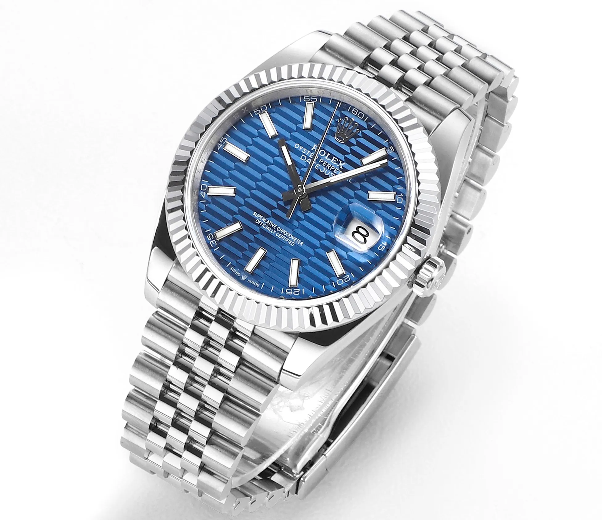 【High-end replica】💰1160! 【Customized all-in-one machine】💰1720! [Top replica] Private chat! ! ! The Rolex Datejust 41mm series creates a classic watch model. 1: The movement adopts Swiss 3235 movement. 2: In terms of material, the overall material is made of 904 steel. The curvature of the side of the case is polished in place, and the thickness of the side is consistent with the original. 3: Classic dog tooth collar. The platinum (electroplated) ring presents a radiant light effect that is extremely close to the original version, and the triangular pit pattern is clean and neat. 4: The watch mirror is made of real sapphire mirror, which increases the transparency of the watch. At the same time, it has been treated with anti-glare technology, making it very convenient to read watch data and has high hardness. 5: The only synchronous original thickness in the market is 11.5mm. This picture was taken in top reproduction quality!