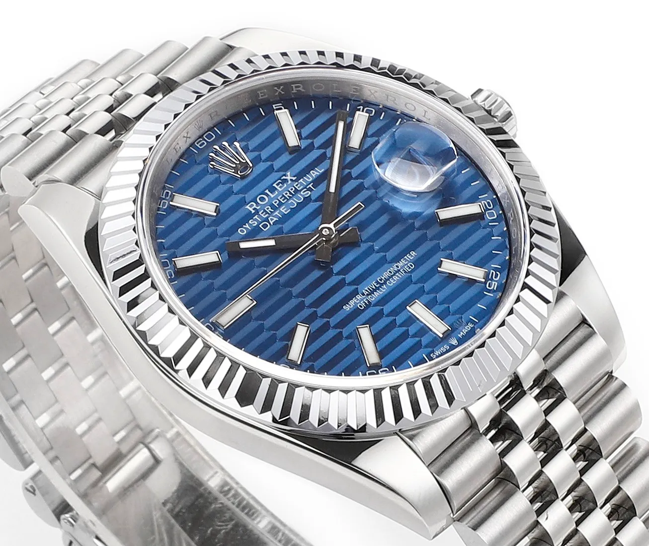 【High-end replica】💰1160! 【Customized all-in-one machine】💰1720! [Top replica] Private chat! ! ! The Rolex Datejust 41mm series creates a classic watch model. 1: The movement adopts Swiss 3235 movement. 2: In terms of material, the overall material is made of 904 steel. The curvature of the side of the case is polished in place, and the thickness of the side is consistent with the original. 3: Classic dog tooth collar. The platinum (electroplated) ring presents a radiant light effect that is extremely close to the original version, and the triangular pit pattern is clean and neat. 4: The watch mirror is made of real sapphire mirror, which increases the transparency of the watch. At the same time, it has been treated with anti-glare technology, making it very convenient to read watch data and has high hardness. 5: The only synchronous original thickness in the market is 11.5mm. This picture was taken in top reproduction quality!