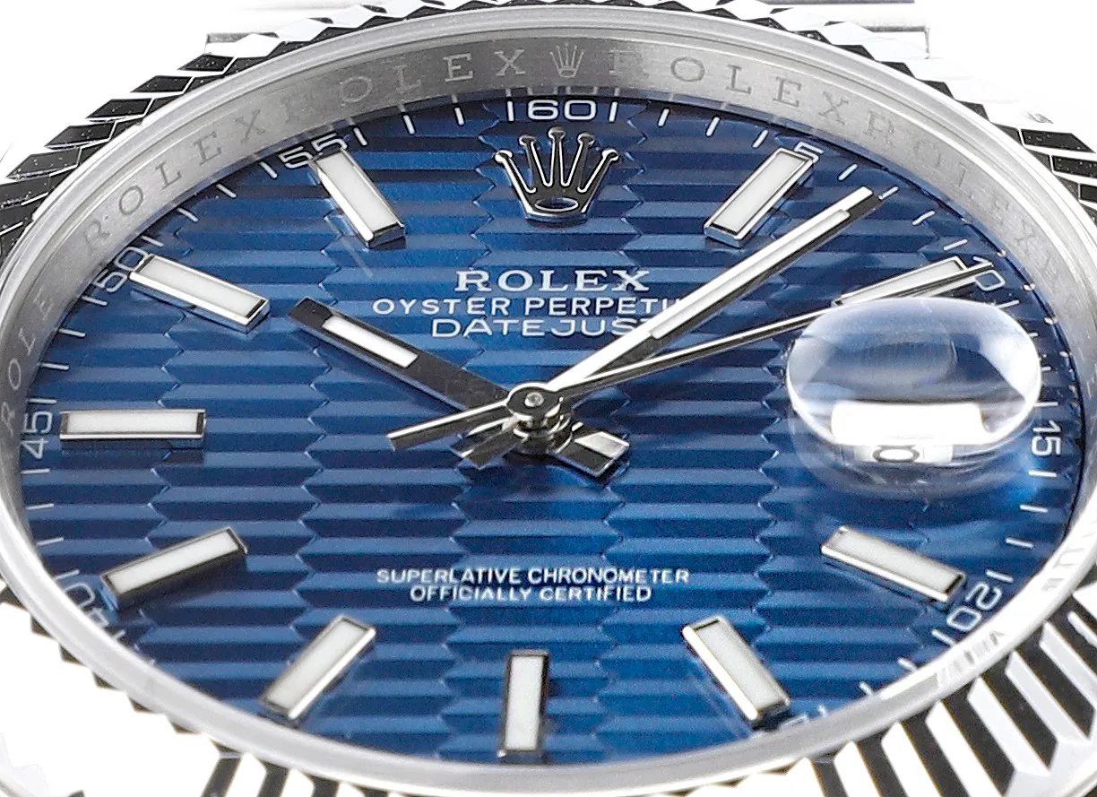 【High-end replica】💰1160! 【Customized all-in-one machine】💰1720! [Top replica] Private chat! ! ! The Rolex Datejust 41mm series creates a classic watch model. 1: The movement adopts Swiss 3235 movement. 2: In terms of material, the overall material is made of 904 steel. The curvature of the side of the case is polished in place, and the thickness of the side is consistent with the original. 3: Classic dog tooth collar. The platinum (electroplated) ring presents a radiant light effect that is extremely close to the original version, and the triangular pit pattern is clean and neat. 4: The watch mirror is made of real sapphire mirror, which increases the transparency of the watch. At the same time, it has been treated with anti-glare technology, making it very convenient to read watch data and has high hardness. 5: The only synchronous original thickness in the market is 11.5mm. This picture was taken in top reproduction quality!