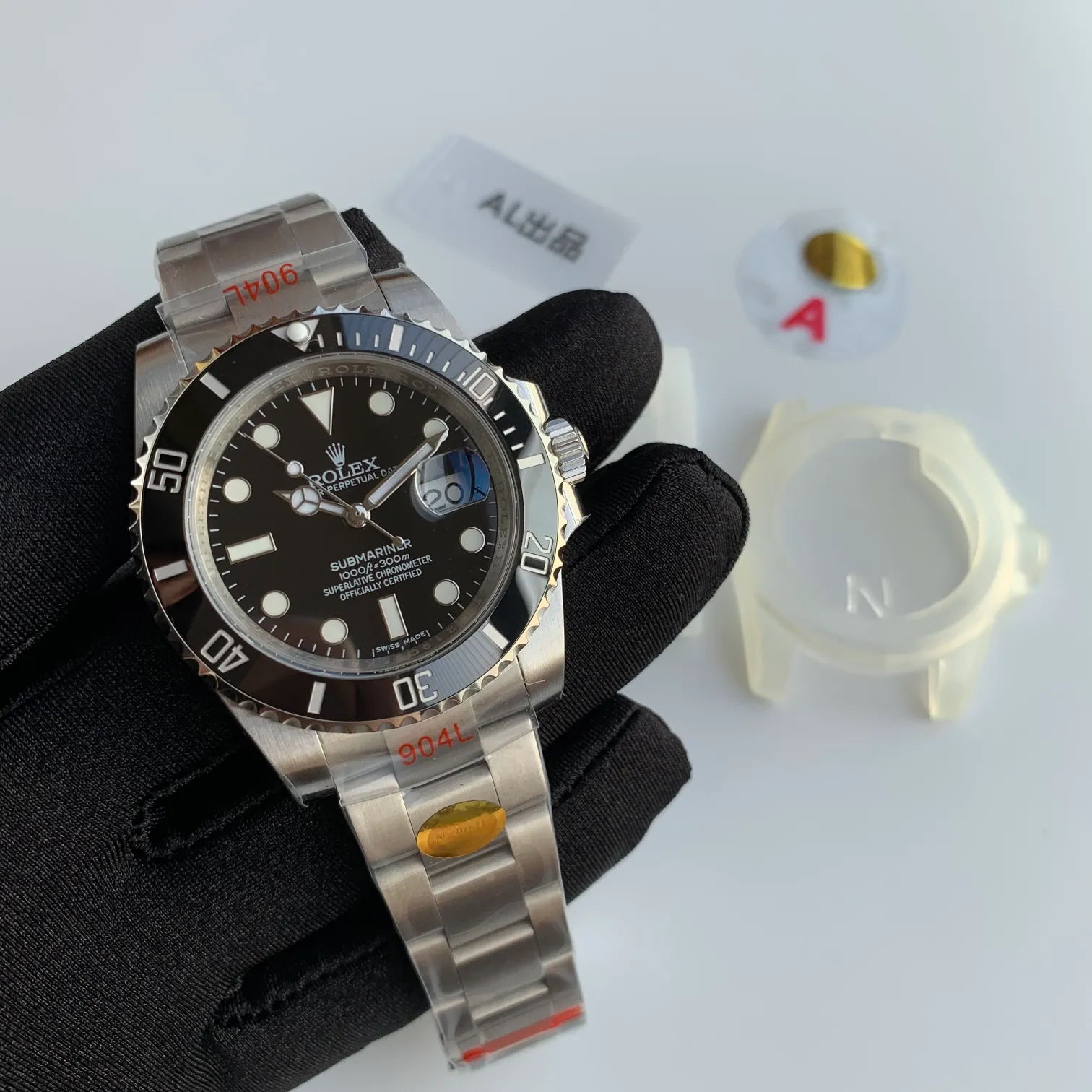 Factory N V8 version ROLEX SUB Black Water Ghost, 40mm in diameter, the highest version on the market, the research spirit of continuous improvement of fine steel, especially the industry recognition of the five artifacts, the current sales have been on the rise, scratch-resistant blue crystal glass, anti-reflective convex type magnified calendar window, winding crown; screw-in triple lock triple waterproof system, Oyster insurance discount with Rolex