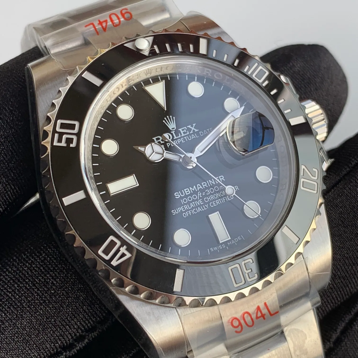 Factory N V8 version ROLEX SUB Black Water Ghost, 40mm in diameter, the highest version on the market, the research spirit of continuous improvement of fine steel, especially the industry recognition of the five artifacts, the current sales have been on the rise, scratch-resistant blue crystal glass, anti-reflective convex type magnified calendar window, winding crown; screw-in triple lock triple waterproof system, Oyster insurance discount with Rolex