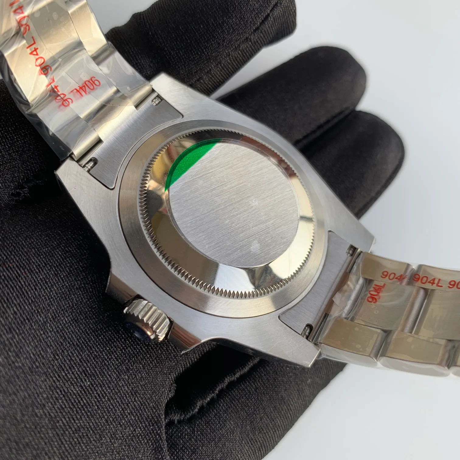 Factory N V8 version ROLEX SUB Black Water Ghost, 40mm in diameter, the highest version on the market, the research spirit of continuous improvement of fine steel, especially the industry recognition of the five artifacts, the current sales have been on the rise, scratch-resistant blue crystal glass, anti-reflective convex type magnified calendar window, winding crown; screw-in triple lock triple waterproof system, Oyster insurance discount with Rolex