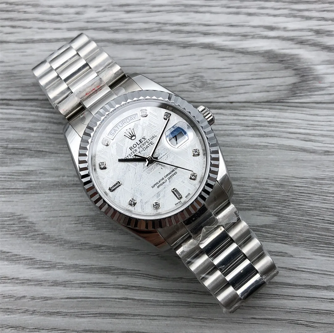 Rolex ROLEX Sky Day-Date Series BL1 (m228239-0055) "Real Meteorite" literally comes from the distant outer space. It is made of Muonionalusta meteorite iron imported from Sweden. Each piece is carefully selected to have a unique criss-crossed bevel of iron and nickel "Weide". "Man" pattern is produced, from the selection of raw materials to the final finished product, the scrap rate is extremely high. It is produced according to Swiss authentic craftsmanship. After 20 processes, it bids farewell to the visual fatigue caused by the original color of meteorite black, gray and earthy cement color, and restores the most authentic feeling of authenticity. It further highlights the three characteristics of white, bright and shiny, making the exquisite and unique meteorite letters bring a perfect visual feast. It may seem ordinary, but it can make every watch with meteorite letters become an "orphan".