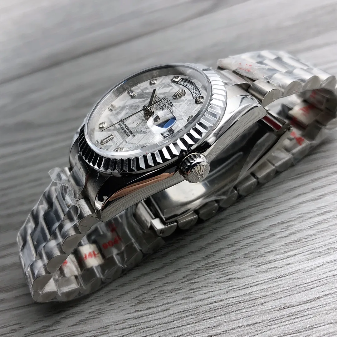 Rolex ROLEX Sky Day-Date Series BL1 (m228239-0055) "Real Meteorite" literally comes from the distant outer space. It is made of Muonionalusta meteorite iron imported from Sweden. Each piece is carefully selected to have a unique criss-crossed bevel of iron and nickel "Weide". "Man" pattern is produced, from the selection of raw materials to the final finished product, the scrap rate is extremely high. It is produced according to Swiss authentic craftsmanship. After 20 processes, it bids farewell to the visual fatigue caused by the original color of meteorite black, gray and earthy cement color, and restores the most authentic feeling of authenticity. It further highlights the three characteristics of white, bright and shiny, making the exquisite and unique meteorite letters bring a perfect visual feast. It may seem ordinary, but it can make every watch with meteorite letters become an "orphan".